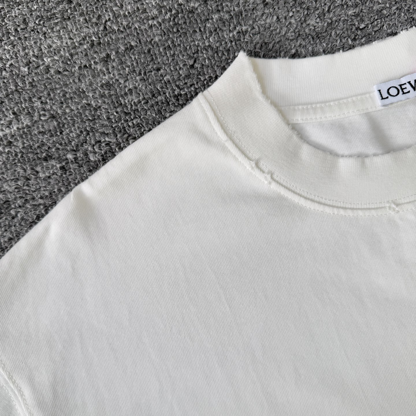 Loewe 罗意威LOEWE联名昂跑2026新款重工磨破压胶印花短袖圆领T恤