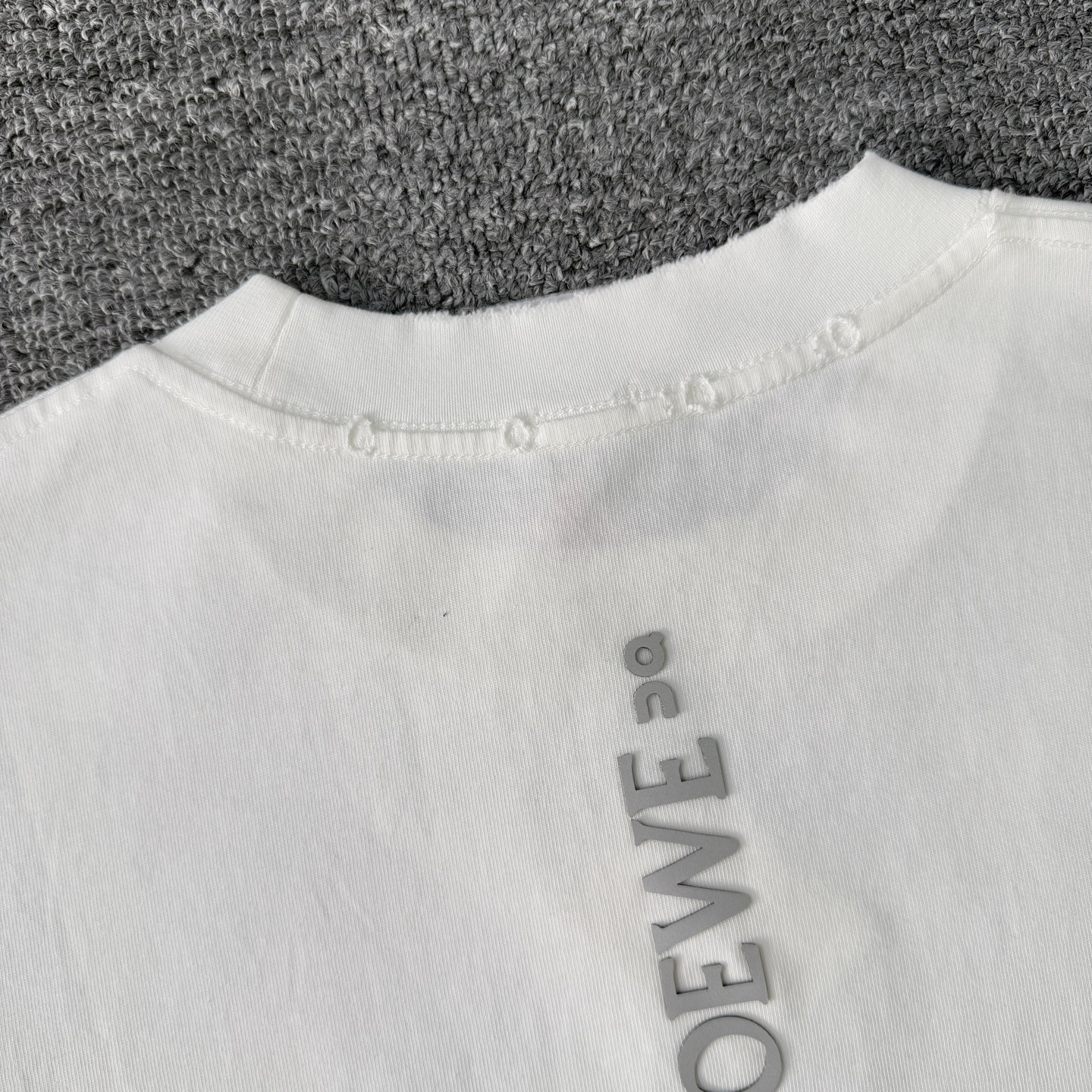 Loewe 罗意威LOEWE联名昂跑2026新款重工磨破压胶印花短袖圆领T恤