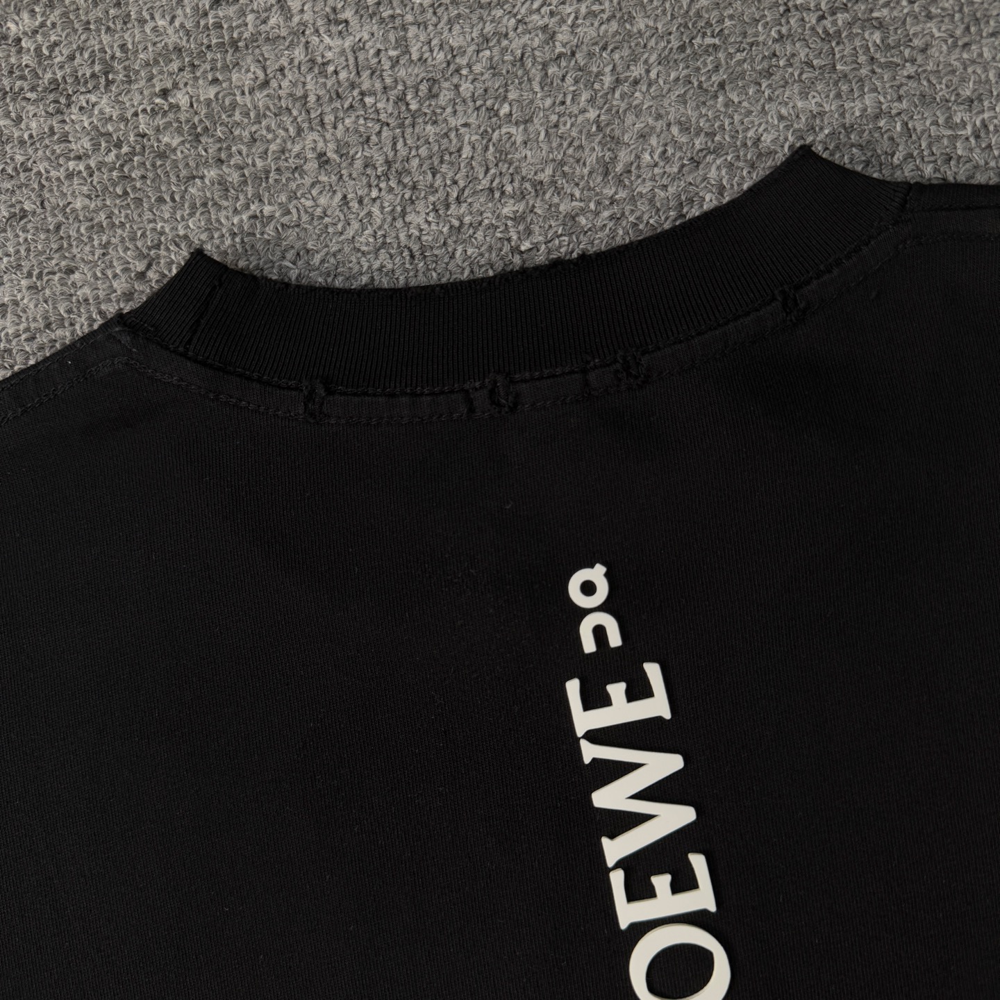 Loewe 罗意威LOEWE联名昂跑2026新款重工磨破压胶印花短袖圆领T恤