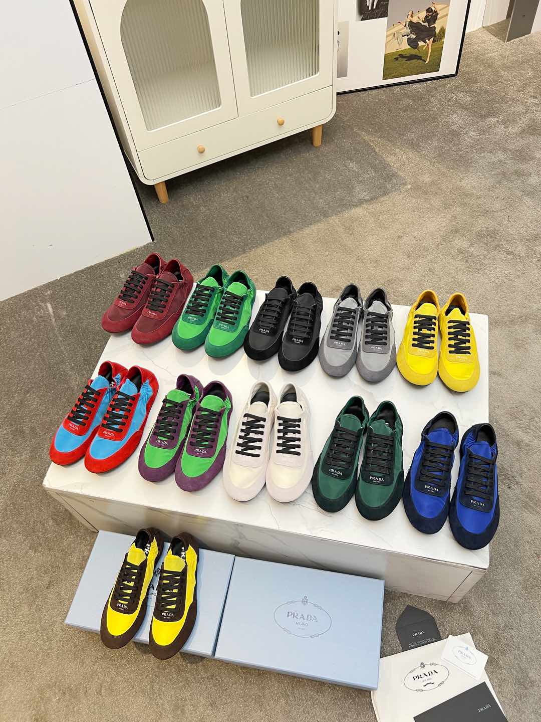 NO:639884,The new hottest model is locked in, and the unisex style COLLAPSE is here~ As early as the 2026 spring and summer fashion show, my eyes were firmly locked on a stunning new shoe. It is COLLAPSE~ It adheres to the concept of stripping away the traditional structure, and interprets the lightness and deconstructed beauty of sports shoes to the extreme. There is no cumbersome internal lining, but it is as elegant and comfortable as a ballet dancer.  The name 'COLLAPSE' comes from its unique charm that can be easily folded by hand, where deconstruction and flexibility are perfectly integrated. The flat-soled design ensures that the shoes are flat, saying goodbye to the bloated and heavy shoes of today. The deliberately distressed appearance complements the smart nature of sports shoes. It has 11 colors in total, which color are you more excited about? 35-45,,sneakers19860909新晋爆款王锁定,男女同款COLLAPSE来了~ 早在2026春夏时装秀上,我的目光就被一款惊艳新鞋牢牢锁定它就是COLLAPSE~ 它秉持剥离传统结构的理念,将运动鞋的轻盈与解构之美演绎到极致. 没有繁琐的内部衬里,却如芭蕾舞者般优雅自在. “COLLAPSE”之名,源于其可轻松用手折叠的独特魅力,解构性与灵活性在此完美融合. 平底设计确保鞋子平整,告别当下鞋类的臃肿厚重.刻意做旧的外观,与运动鞋的灵动天性相得益彰. 它共有11种色彩,大家更心动于哪一种颜色呢?35-45,,sneakers,Men's shoes