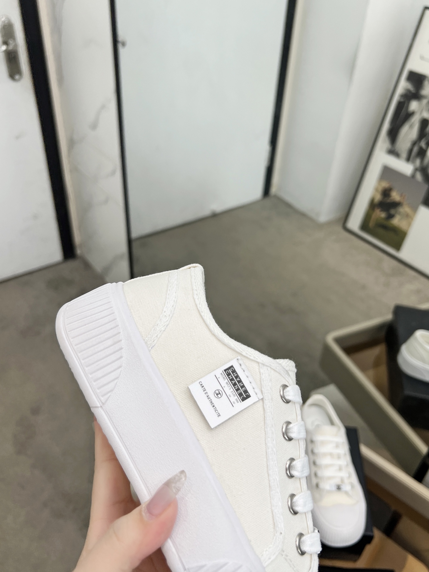 P200 hello,姐妹们,今天给大家带来一款春季小香百搭帆布鞋,喜欢的姐妹👭千万不要错过哦。说几个我实测的感受~💖
🎈设计风格独特,这款帆布鞋将复古与时尚融合,展现了独特的艺术风格。每一步都充满力量,这个秋季,让你走在流行的前端。💥
👟鞋底采用高级橡胶材质,既耐磨又防滑,无论是在城市街头还是在郊外小径,都能稳稳地走下去。🚶♀️
🌈颜色简约时尚,看上去活力满满,满足你的选择。🎁
🌟重要的是,这款帆布鞋是百搭神器,无论是搭配牛仔裤还是休闲裤,都能让你在春天里散发出独特的魅力。✨