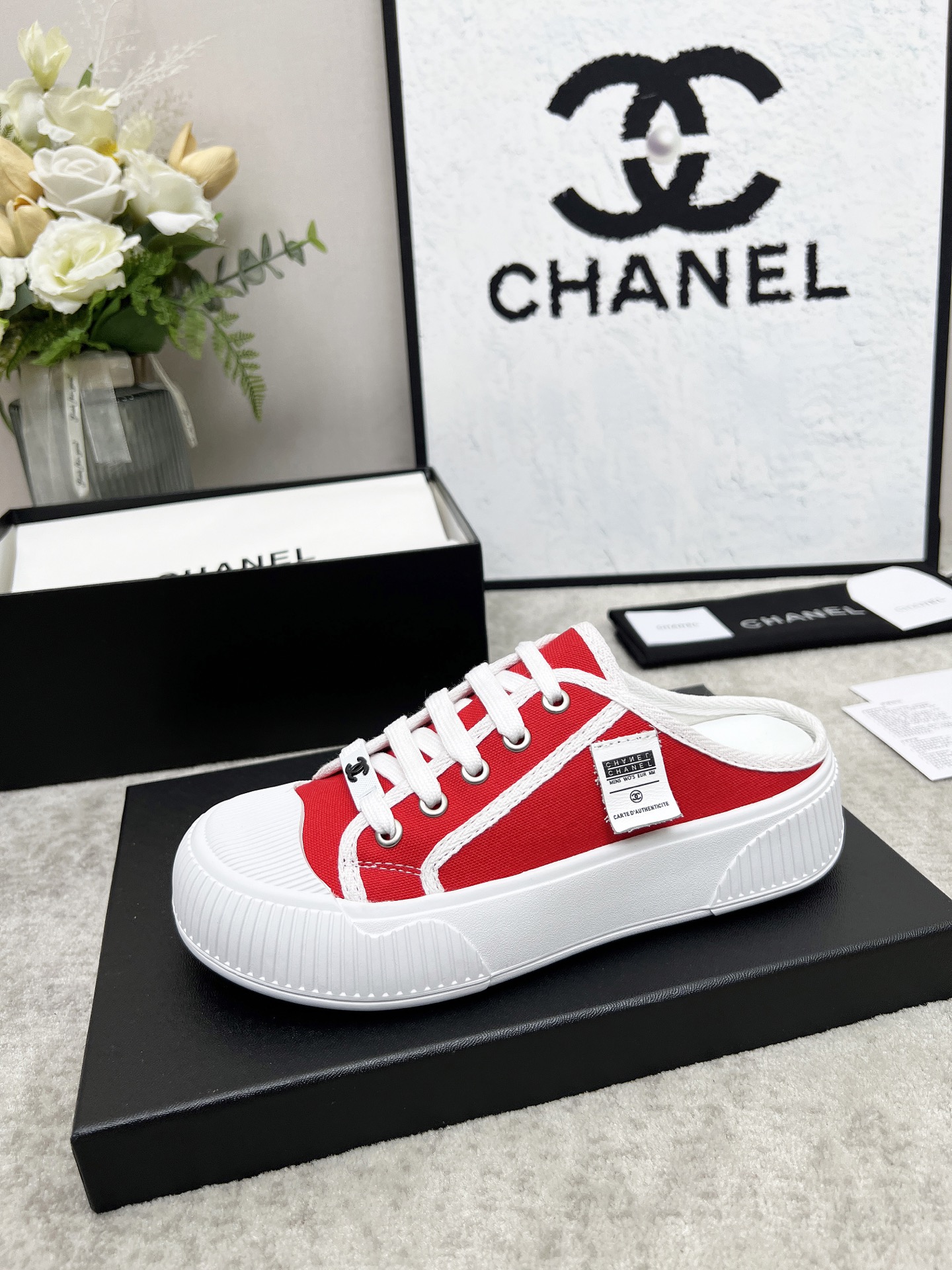 NO:424622,By 40hello, sisters, today I bring you a spring scented versatile canvas half slippers. Sisters who like it should not miss it. Let me tell you a few of my actual test experiences~ The design style is unique, this canvas shoes combine retro and fashion, showing a unique artistic style. Every step is full of power, this autumn, let you walk at the front end of the popular. The sole is made of high-end rubber, which is both wear-resistant and non-slip, and can walk steadily whether on the streets of the city or on the suburbs. ♀ The color is simple and fashionable, and it looks full of vitality, satisfying your choice. What is important is that this canvas shoes are a versatile artifact. Whether paired with jeans or casual pants, it can make you exude a unique charm in spring., semi-torque, slippers, jeans19860909到40hello,姐妹们,今天给大家带来一款春季小香百搭帆布半拖鞋,喜欢的姐妹千万不要错过哦.说几个我实测的感受～ 设计风格独特,这款帆布鞋将复古与时尚融合,展现了独特的艺术风格.每一步都充满力量,这个秋季,让你走在流行的前端. 鞋底采用高级橡胶材质,既耐磨又防滑,无论是在城市街头还是在郊外小径,都能稳稳地走下去.♀ 颜色简约时尚,看上去活力满满,满足你的选择. 重要的是,这款帆布鞋是百搭神器,无论是搭配牛仔裤还是休闲裤,都能让你在春天里散发出独特的魅力.,半拖,slippers,jeans,Women's Shoes