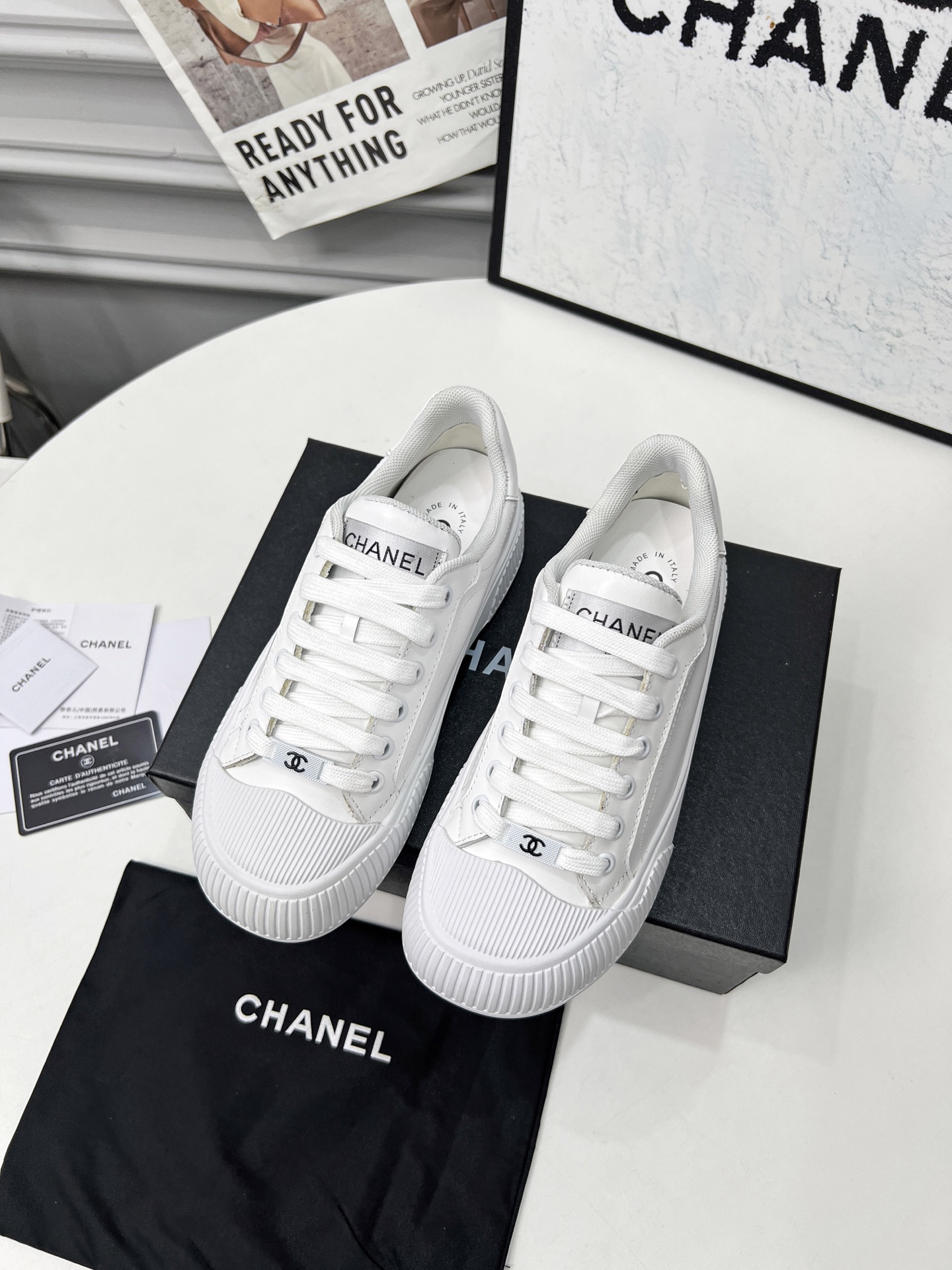 NO:446355,hello, sisters, today I bring you a versatile autumn shoes. Sisters who like them should not miss them. Let me tell you a few of my actual test experiences~ The design style is unique, this shoe combines retro and fashion, showing a unique artistic style. Every step is full of power, this autumn, let you walk at the front end of the popular. The sole is made of high-end rubber, which is both wear-resistant and non-slip, and can walk steadily whether on the streets of the city or on the trails in the suburbs. ♀ Imported fabric cowhide. 35-40, casual shoes/sports shoes, sneakers, cowhide19860909hello,姐妹们,今天给大家带来一款秋季小香百搭鞋,喜欢的姐妹千万不要错过哦.说几个我实测的感受～ 设计风格独特,这款鞋将复古与时尚融合,展现了独特的艺术风格.每一步都充满力量,这个秋季,让你走在流行的前端. 鞋底采用高级橡胶材质,既耐磨又防滑,无论是在城市街头还是在郊外小径,都能稳稳地走下去.♀ 面料进口牛皮.35-40,休闲鞋/运动鞋,sneakers,cowhide,Women's Shoes