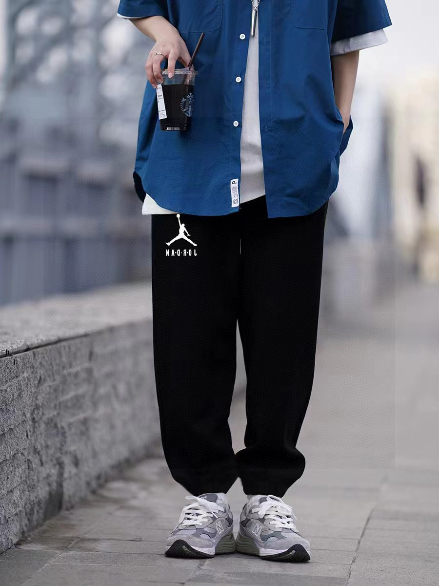 加绒100💰 AJ乔丹专柜同步飞人字母基础印花logo卫裤
简单的设计加上基础精致的印花logo，简单大方！没有人驾驭不了这款秋季神裤！耐克系列的东西真的让人真的佩服，虽然设计简单但是穿上就是那么街头有一种说不出来得调调！紧简单大方！纯棉加厚面料，上身舒适透气，垂坠感强！拉伸身体比例！真的显腿长！老铁们抓紧时间入手！
颜色 麻灰色 黑色
尺码m~xl
        臀围         腰围          裤长
M       116          110          96
L        120          112          98
Xl       124          114          100