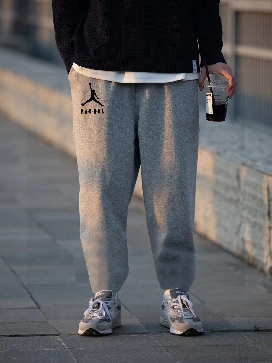 加绒100💰 AJ乔丹专柜同步飞人字母基础印花logo卫裤
简单的设计加上基础精致的印花logo，简单大方！没有人驾驭不了这款秋季神裤！耐克系列的东西真的让人真的佩服，虽然设计简单但是穿上就是那么街头有一种说不出来得调调！紧简单大方！纯棉加厚面料，上身舒适透气，垂坠感强！拉伸身体比例！真的显腿长！老铁们抓紧时间入手！
颜色 麻灰色 黑色
尺码m~xl
        臀围         腰围          裤长
M       116          110          96
L        120          112          98
Xl       124          114          100