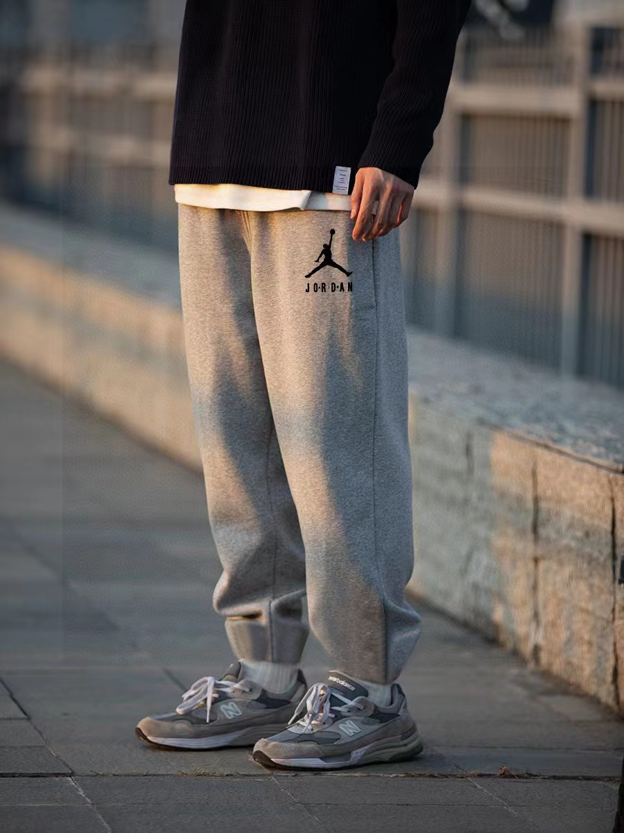加绒100💰 AJ乔丹专柜同步飞人字母基础印花logo卫裤
简单的设计加上基础精致的印花logo，简单大方！没有人驾驭不了这款秋季神裤！耐克系列的东西真的让人真的佩服，虽然设计简单但是穿上就是那么街头有一种说不出来得调调！紧简单大方！纯棉加厚面料，上身舒适透气，垂坠感强！拉伸身体比例！真的显腿长！老铁们抓紧时间入手！
颜色 麻灰色 黑色
尺码m~xl
        臀围         腰围          裤长
M       116          110          96
L        120          112          98
Xl       124          114          100