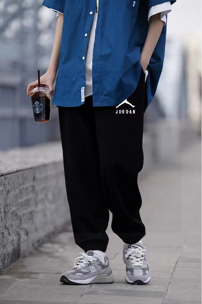 加绒100💰 AJ乔丹专柜同步飞人字母基础印花logo卫裤
简单的设计加上基础精致的印花logo，简单大方！没有人驾驭不了这款秋季神裤！耐克系列的东西真的让人真的佩服，虽然设计简单但是穿上就是那么街头有一种说不出来得调调！紧简单大方！纯棉加厚面料，上身舒适透气，垂坠感强！拉伸身体比例！真的显腿长！老铁们抓紧时间入手！
颜色 麻灰色 黑色
尺码m~xl
        臀围         腰围          裤长
M       116          110          96
L        120          112          98
Xl       124          114          100