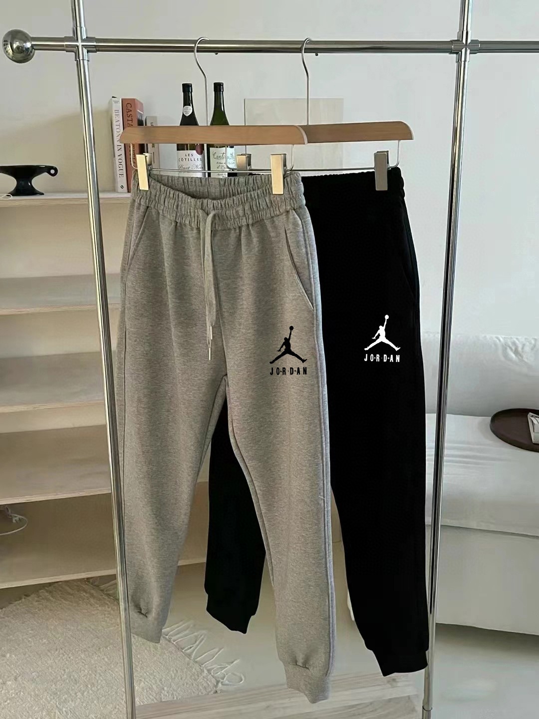 加绒100💰 AJ乔丹专柜同步飞人字母基础印花logo卫裤
简单的设计加上基础精致的印花logo，简单大方！没有人驾驭不了这款秋季神裤！耐克系列的东西真的让人真的佩服，虽然设计简单但是穿上就是那么街头有一种说不出来得调调！紧简单大方！纯棉加厚面料，上身舒适透气，垂坠感强！拉伸身体比例！真的显腿长！老铁们抓紧时间入手！
颜色 麻灰色 黑色
尺码m~xl
        臀围         腰围          裤长
M       116          110          96
L        120          112          98
Xl       124          114          100