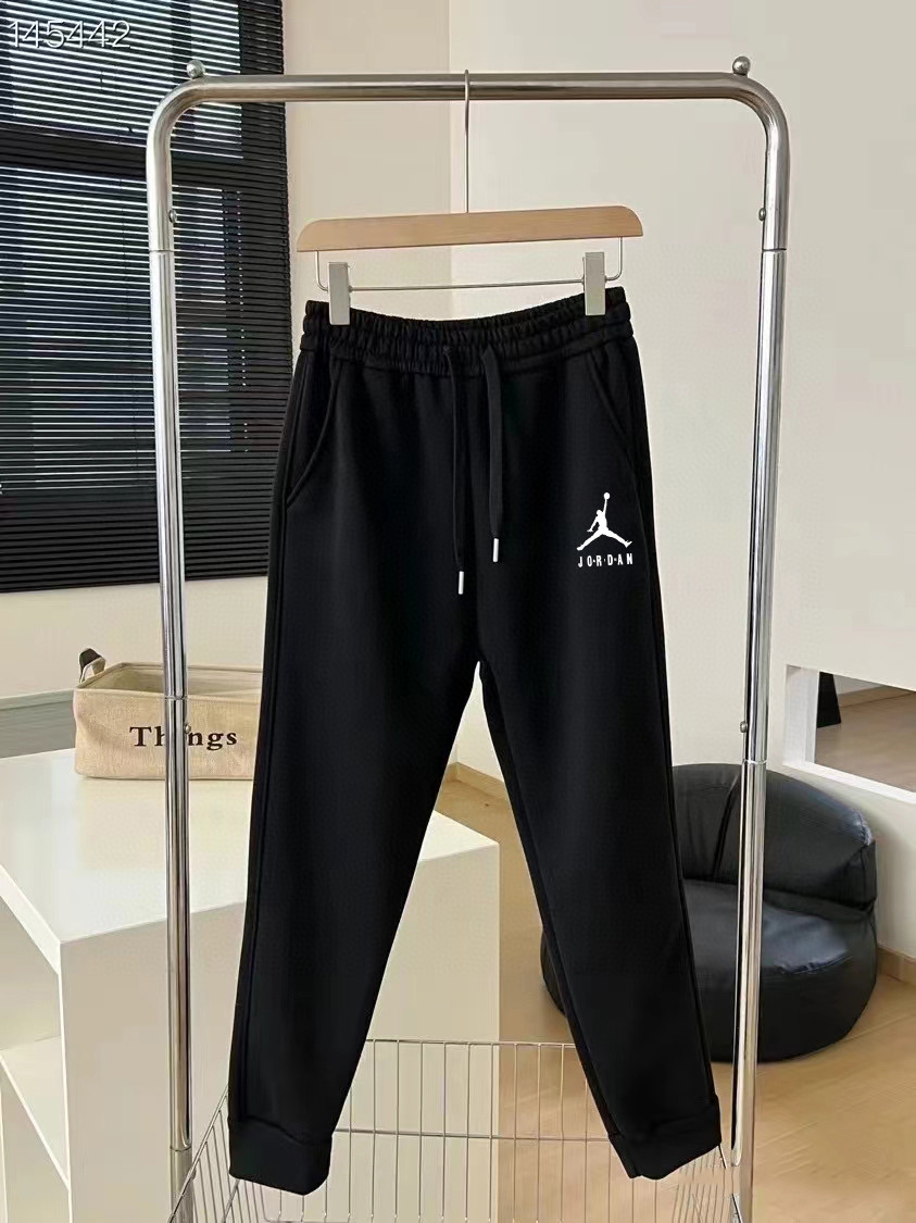 加绒100💰 AJ乔丹专柜同步飞人字母基础印花logo卫裤
简单的设计加上基础精致的印花logo，简单大方！没有人驾驭不了这款秋季神裤！耐克系列的东西真的让人真的佩服，虽然设计简单但是穿上就是那么街头有一种说不出来得调调！紧简单大方！纯棉加厚面料，上身舒适透气，垂坠感强！拉伸身体比例！真的显腿长！老铁们抓紧时间入手！
颜色 麻灰色 黑色
尺码m~xl
        臀围         腰围          裤长
M       116          110          96
L        120          112          98
Xl       124          114          100