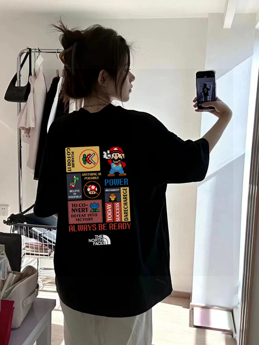 💰90
高品质
TNF北面联名款专柜同步童趣马里奥情侣款男女同款印花短袖
采用260克定制精梳纯棉，三针五线做工，领口定制螺纹不变形，领口包包边条，肩膀处内里带压条，做工面料细节都无法挑剔，印花采用进口浆料，高端的刺绣精致细腻，简直太完美了！
版型宽松，男女都可以穿！
颜色 黑色 白色 高级灰
尺码m~xl
m肩宽47胸围108衣长70
L肩宽49胸围112衣长72
XL肩宽51胸围116衣长74