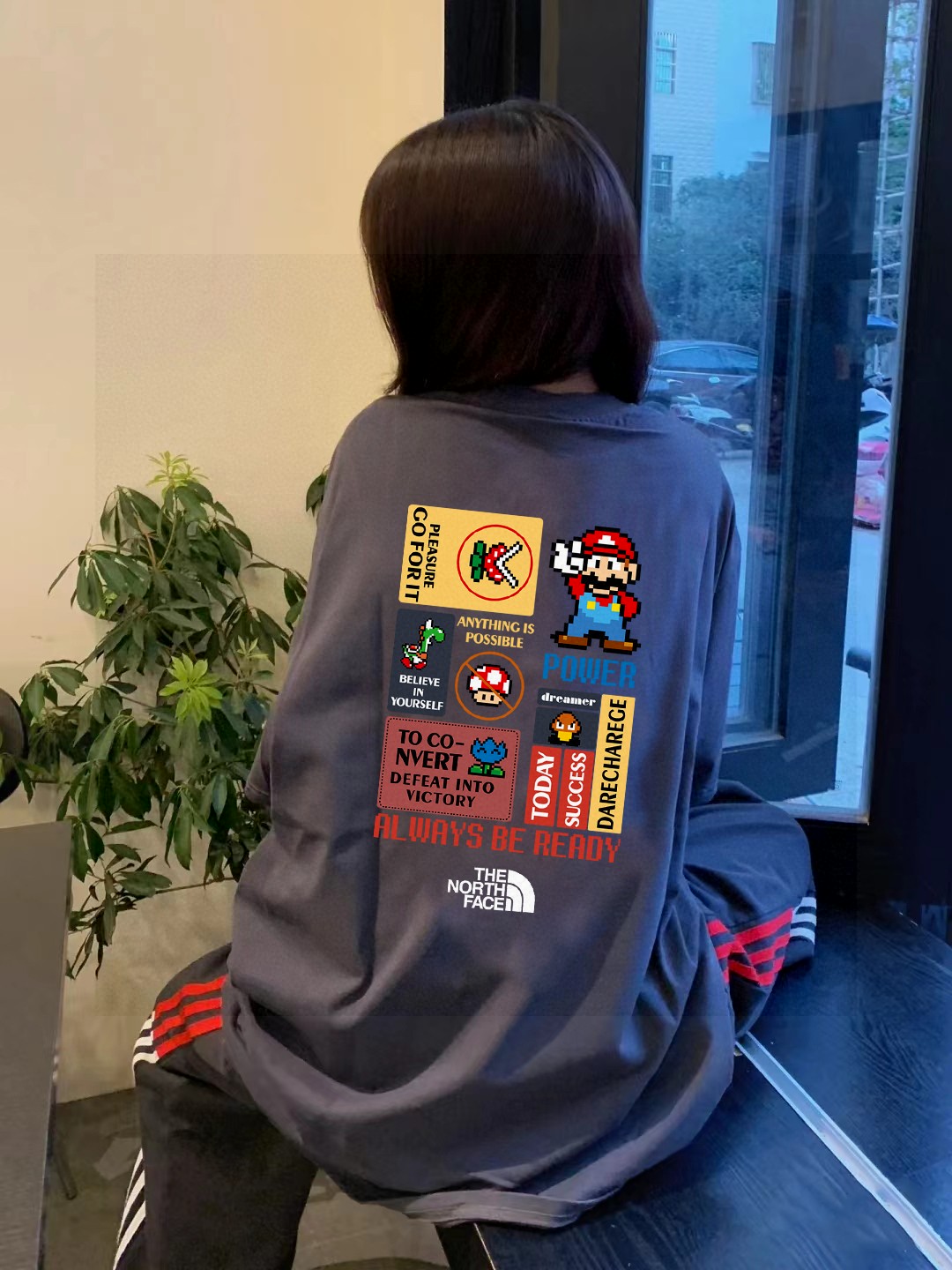 💰90
高品质
TNF北面联名款专柜同步童趣马里奥情侣款男女同款印花短袖
采用260克定制精梳纯棉，三针五线做工，领口定制螺纹不变形，领口包包边条，肩膀处内里带压条，做工面料细节都无法挑剔，印花采用进口浆料，高端的刺绣精致细腻，简直太完美了！
版型宽松，男女都可以穿！
颜色 黑色 白色 高级灰
尺码m~xl
m肩宽47胸围108衣长70
L肩宽49胸围112衣长72
XL肩宽51胸围116衣长74