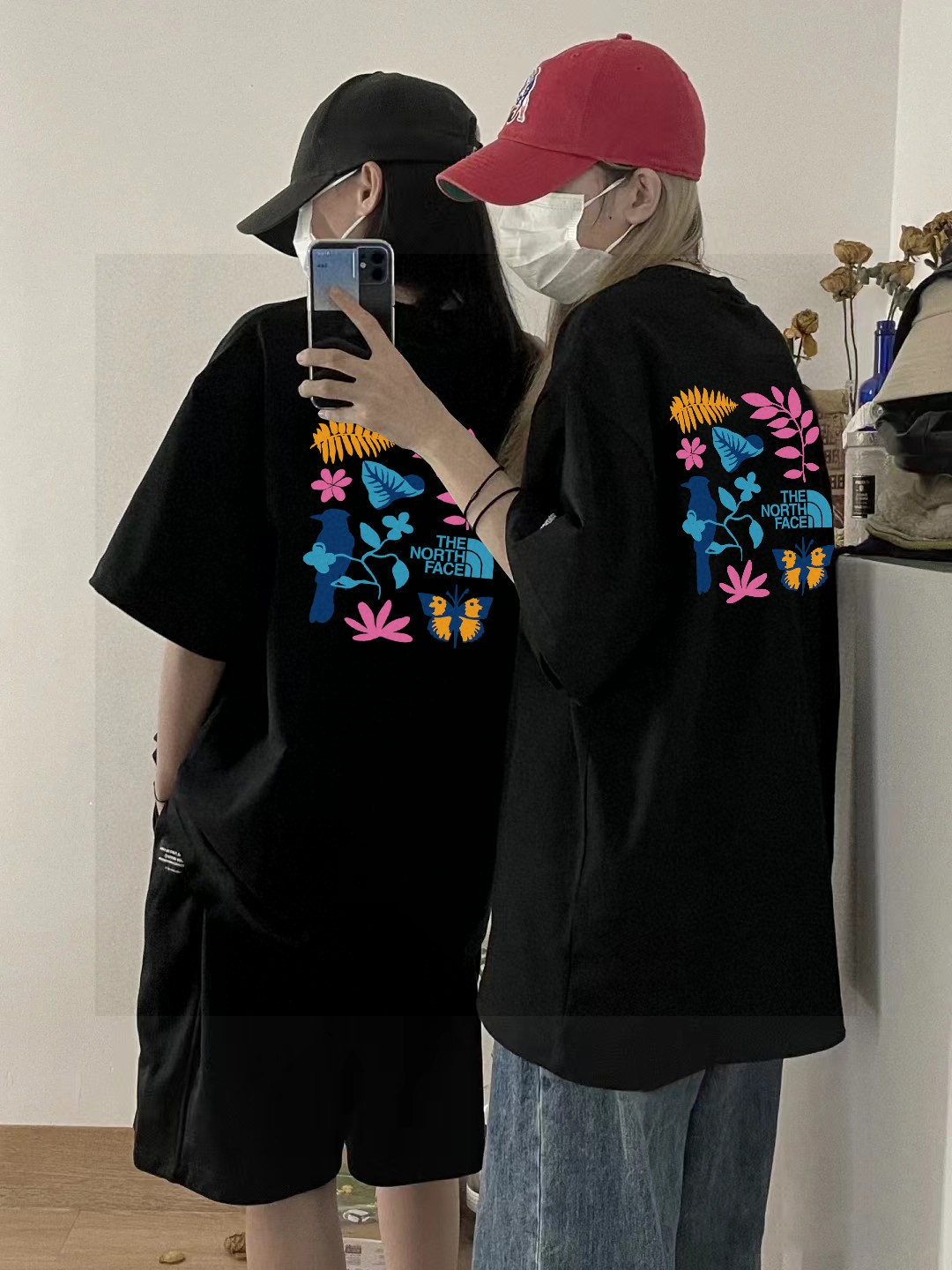 包邮 高品质 TNF北面专柜同步情侣款前后logo字母男女同款印花短袖 采用260克定制精梳纯棉,三针五线做工,领口定制螺纹不变形,领口包包边条,肩膀处内里带压条,做工面料细节都无法挑剔,印花采用进口浆料,高端的刺绣精致细腻,简直太完美了! 版型宽松,男女都可以穿! 颜色 黑色 白色 高级灰 肩宽47胸围108衣长70 L肩宽49胸围112衣长72 XL肩宽51胸围116衣长74