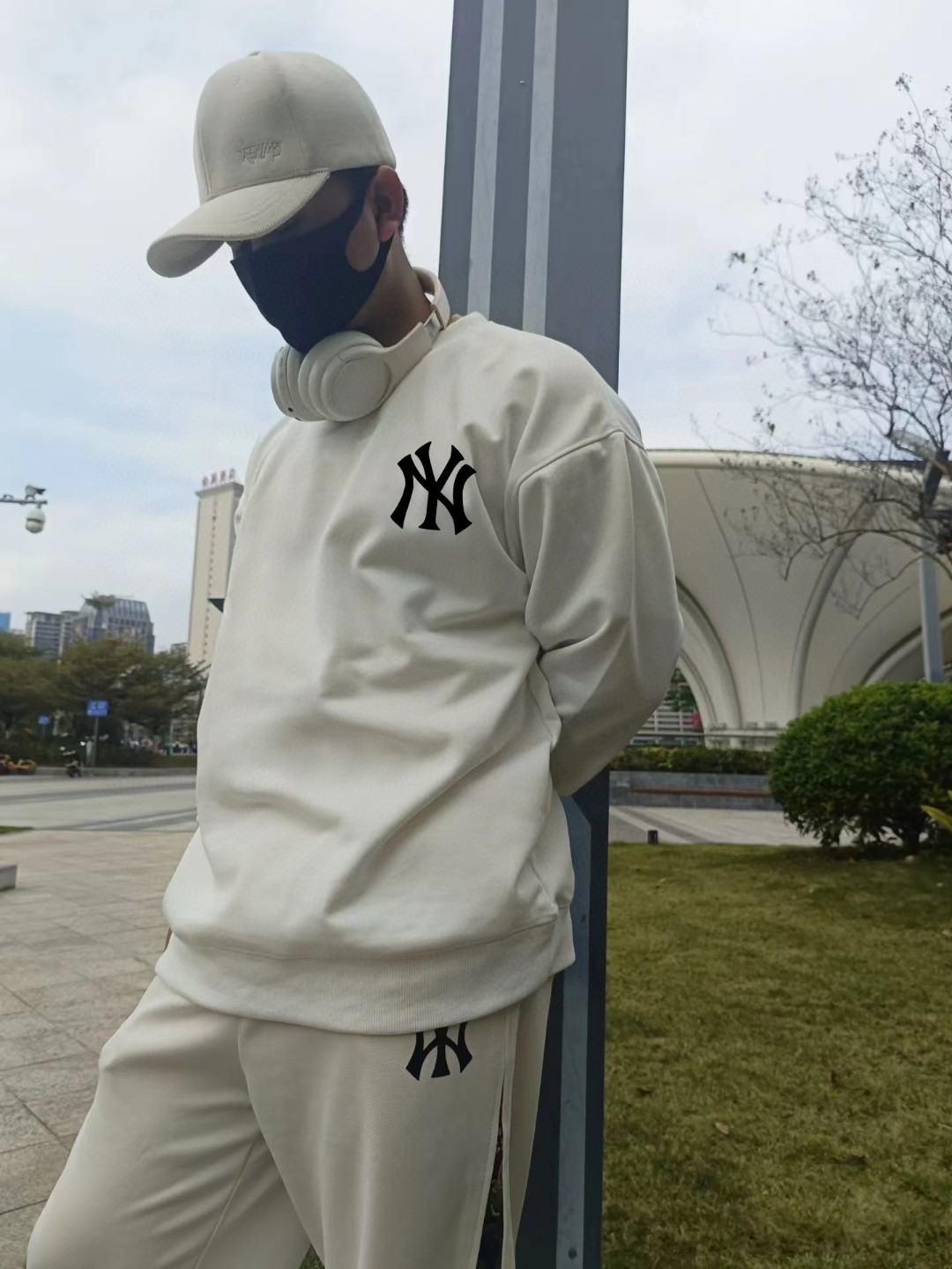 Alternative view of Hoodie 09305