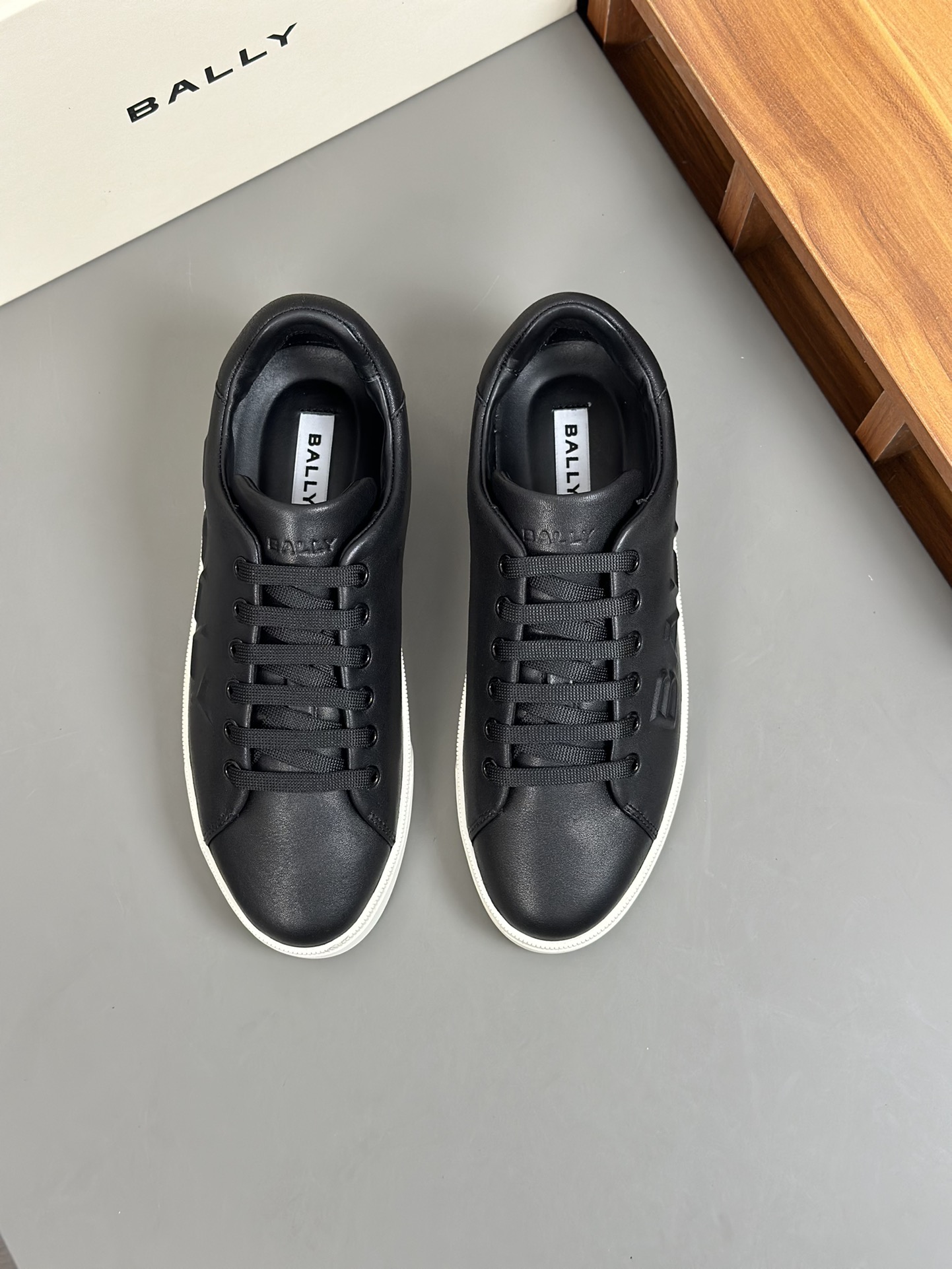 ¡Zapatillas deportivas informales y ultraligeras BALLY auténticas! Disponible en el mostrador al mismo tiempo, cuero su…