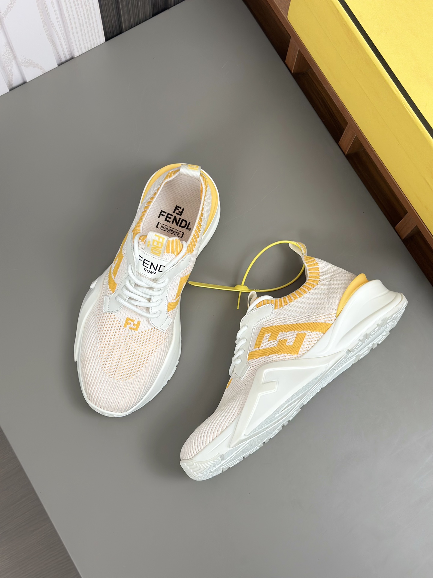 [FENDI] Fendi - Calidad de gama alta Original único - Superior: Napa piel de becerro, zapatos cuerpo
