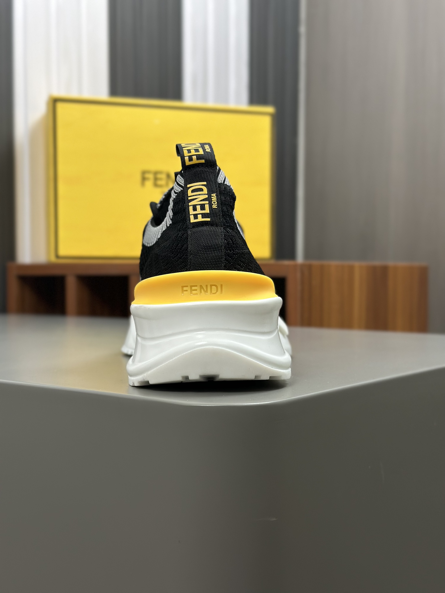 [FENDI] Fendi - Calidad de gama alta Original único - Superior: Napa piel de becerro, zapatos cuerpo