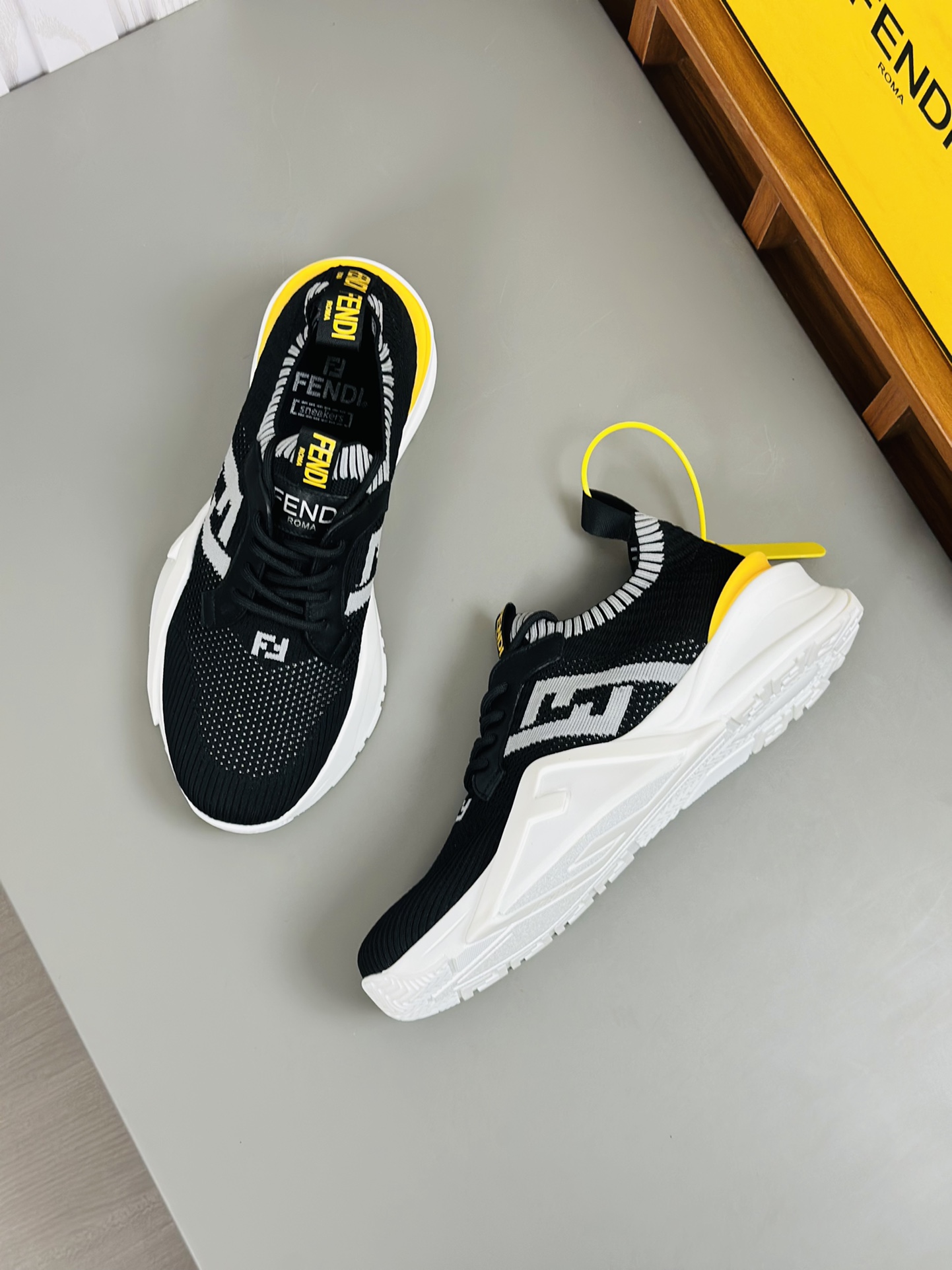 [FENDI] Fendi - Calidad de gama alta Original único - Superior: Napa piel de becerro, zapatos cuerpo