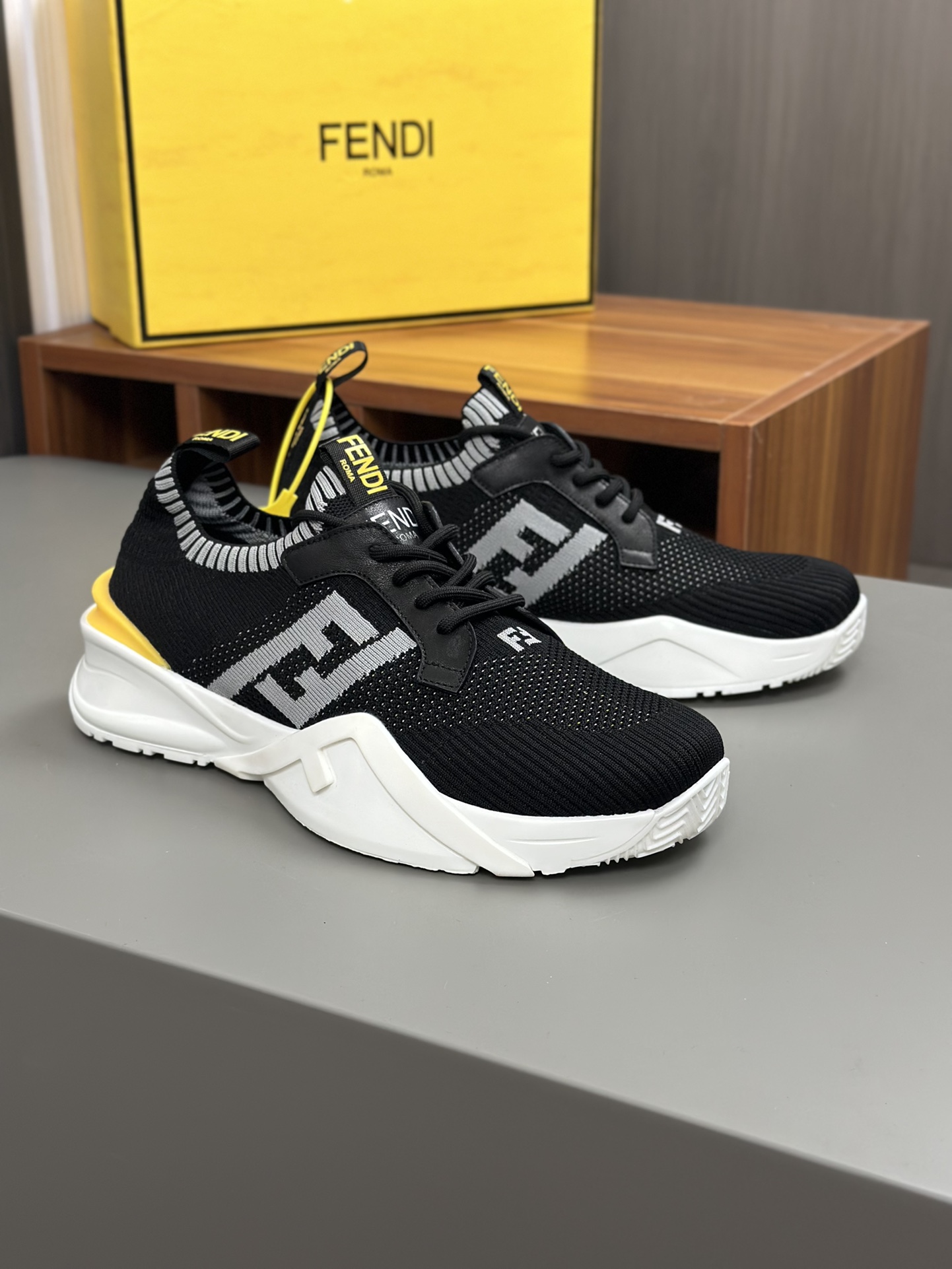 [FENDI] Fendi - Calidad de gama alta Original único - Superior: Napa piel de becerro, zapatos cuerpo