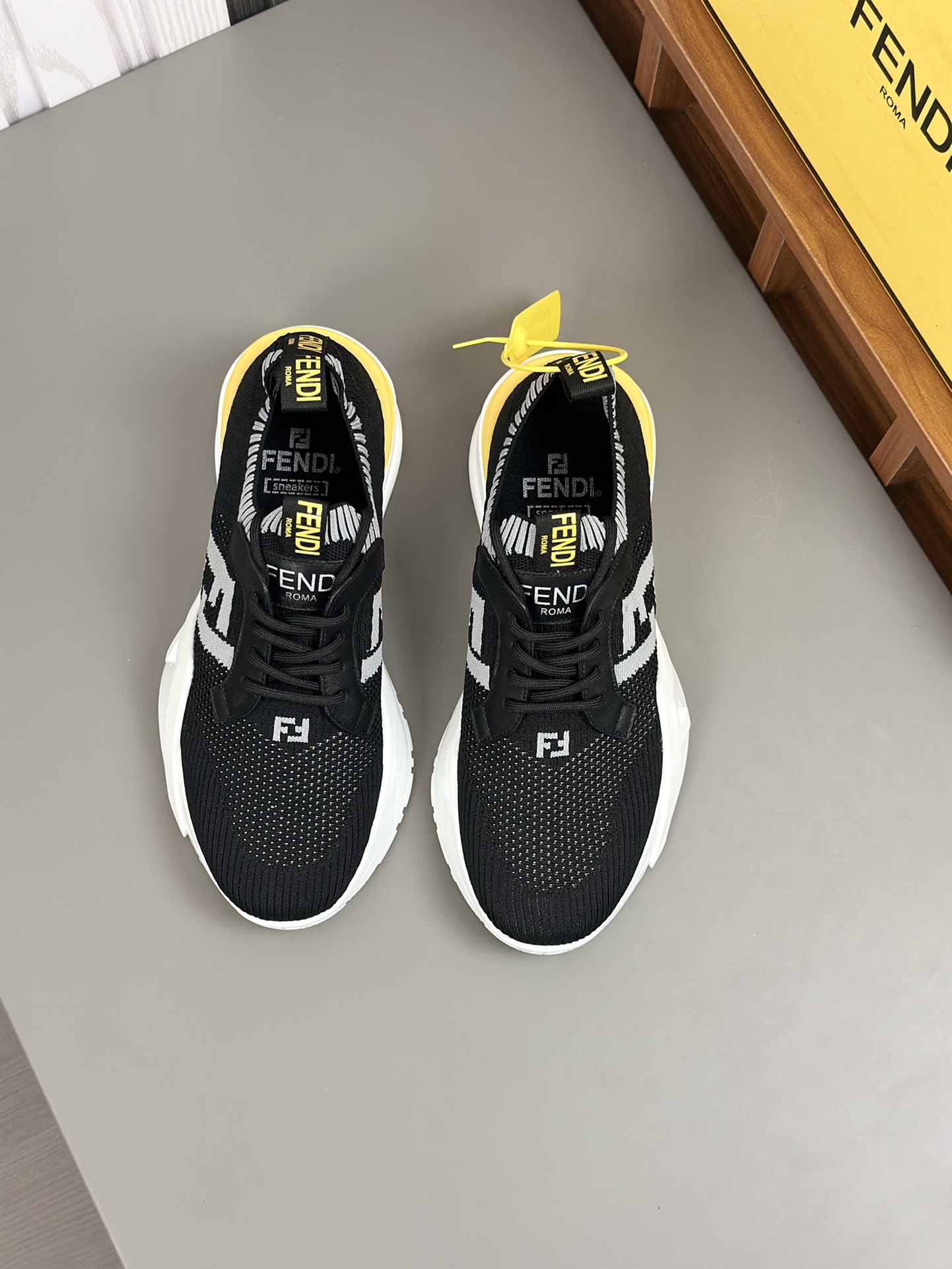 [FENDI] Fendi - Calidad de gama alta Original único - Superior: Napa piel de becerro, zapatos cuerpo