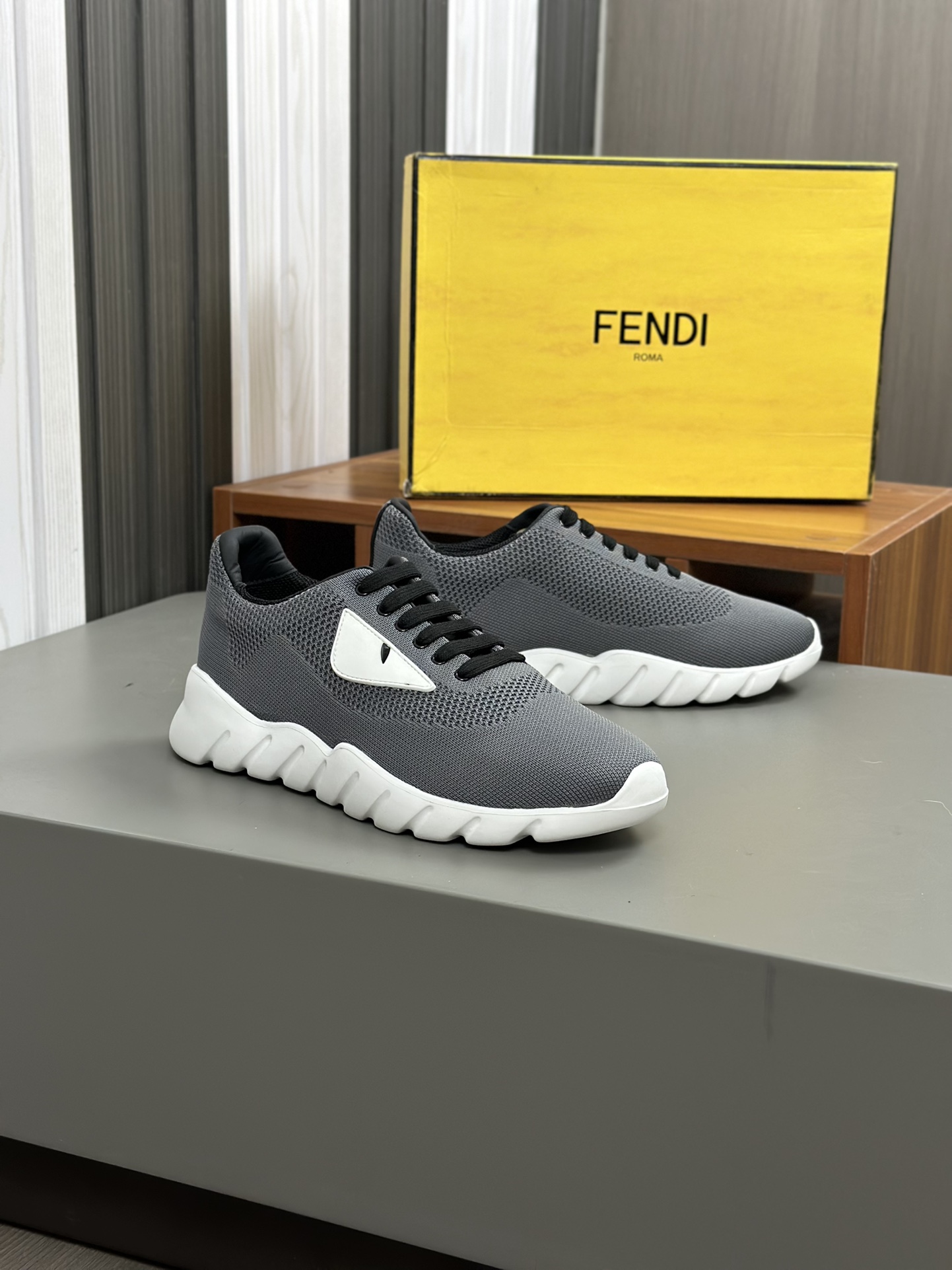 [FENDI] Fendi, haciendo estallar la popularidad de los hombres de la calle Dios Pequeño Monstruo de 