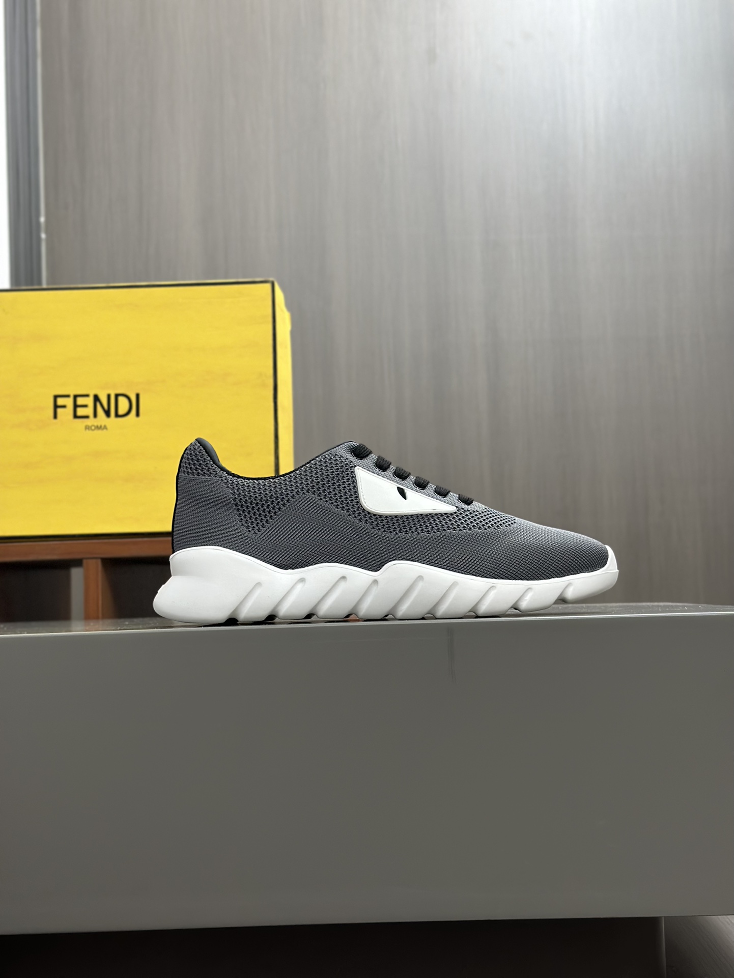 [FENDI] Fendi, haciendo estallar la popularidad de los hombres de la calle Dios Pequeño Monstruo de 