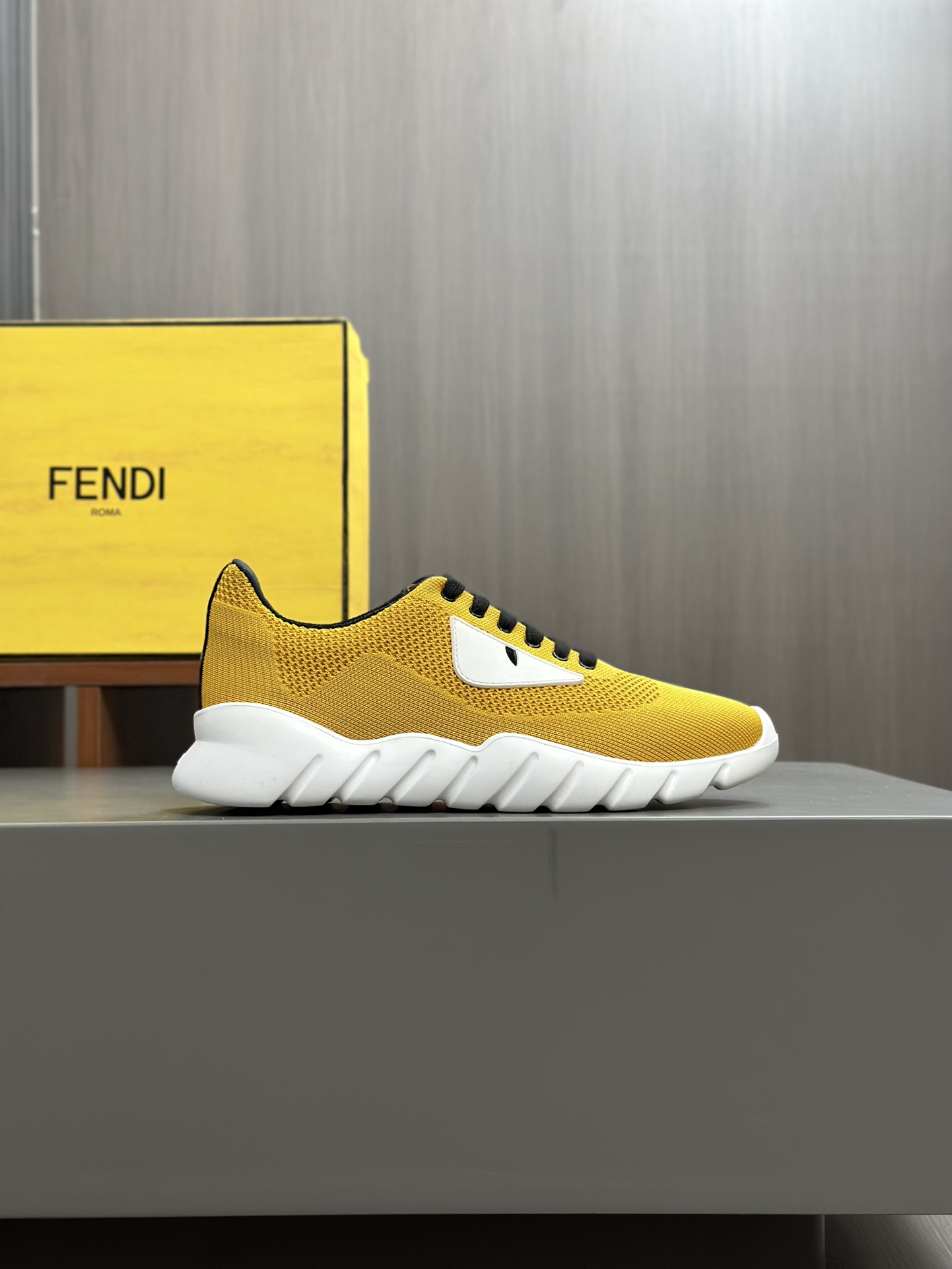 [FENDI] Fendi, haciendo estallar la popularidad de los hombres de la calle Dios Pequeño Monstruo de 