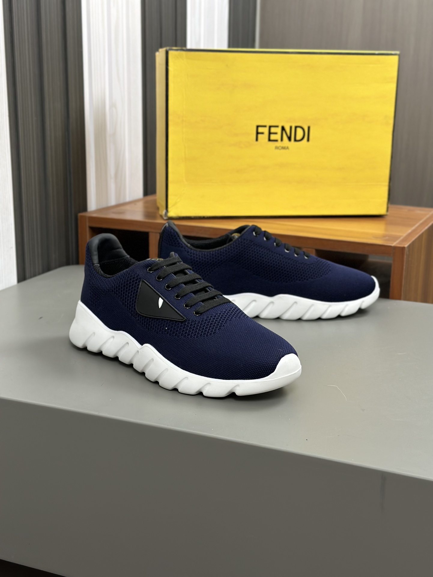 [FENDI] Fendi, haciendo estallar la popularidad de los hombres de la calle Dios Pequeño Monstruo de 
