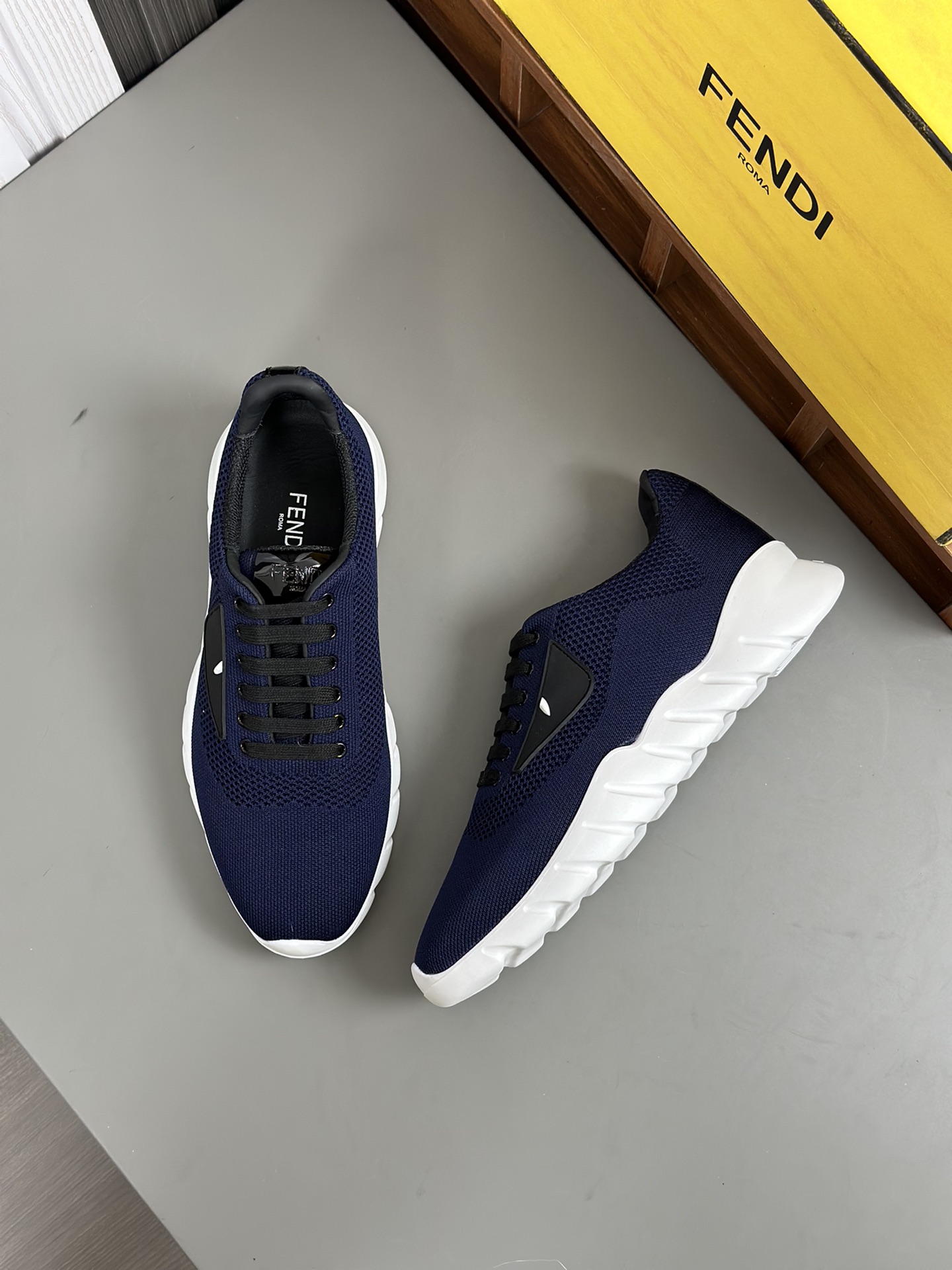 [FENDI] Fendi, haciendo estallar la popularidad de los hombres de la calle Dios Pequeño Monstruo de 