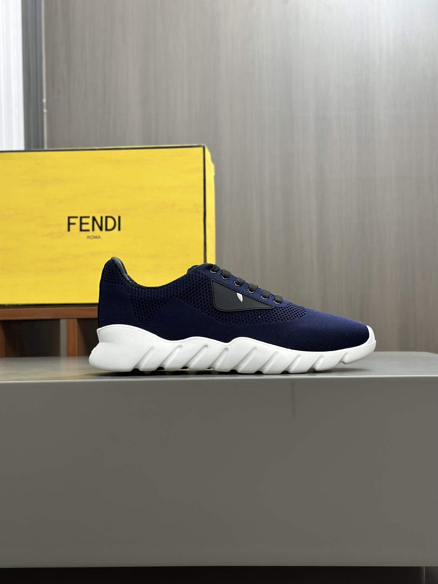 [FENDI] Fendi, haciendo estallar la popularidad de los hombres de la calle Dios Pequeño Monstruo de 