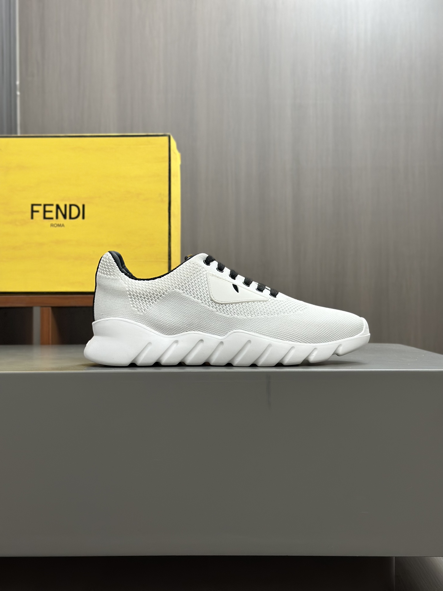 [FENDI] Fendi, haciendo estallar la popularidad de los hombres de la calle Dios Pequeño Monstruo de 