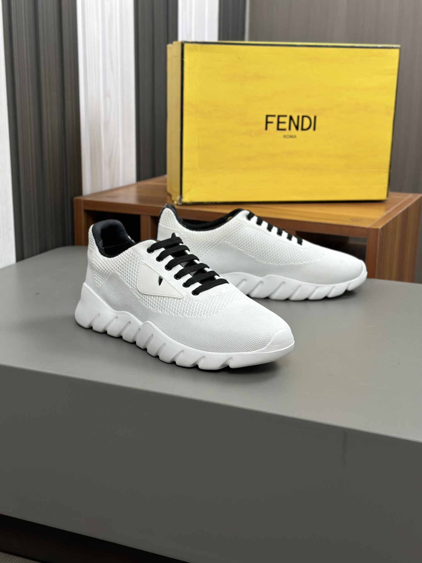 [FENDI] Fendi, haciendo estallar la popularidad de los hombres de la calle Dios Pequeño Monstruo de 