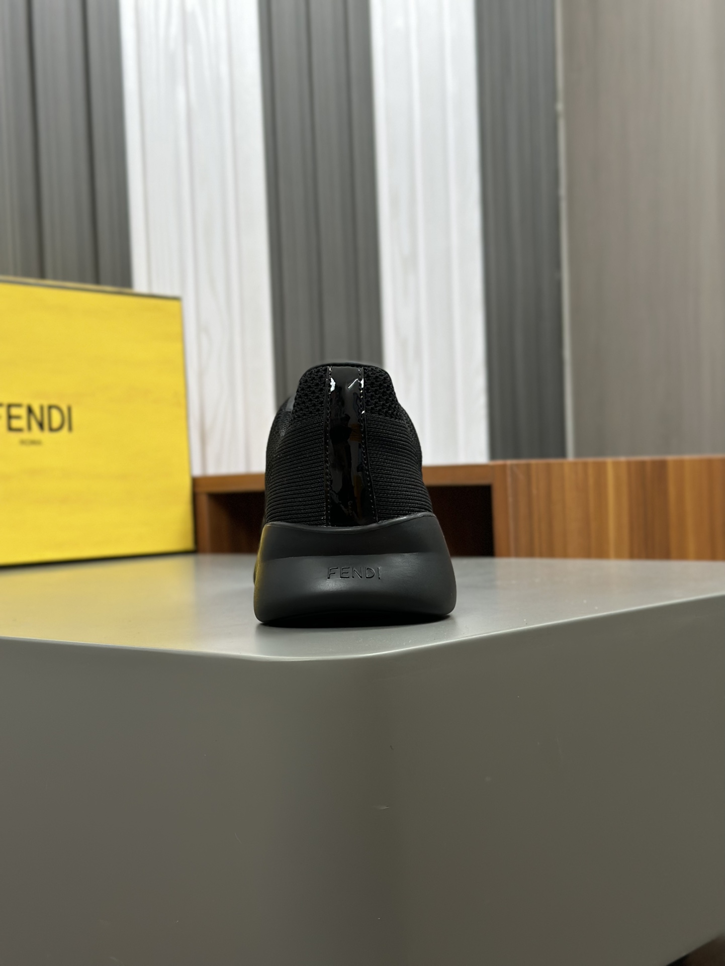 [FENDI] Fendi, haciendo estallar la popularidad de los hombres de la calle Dios Pequeño Monstruo de 