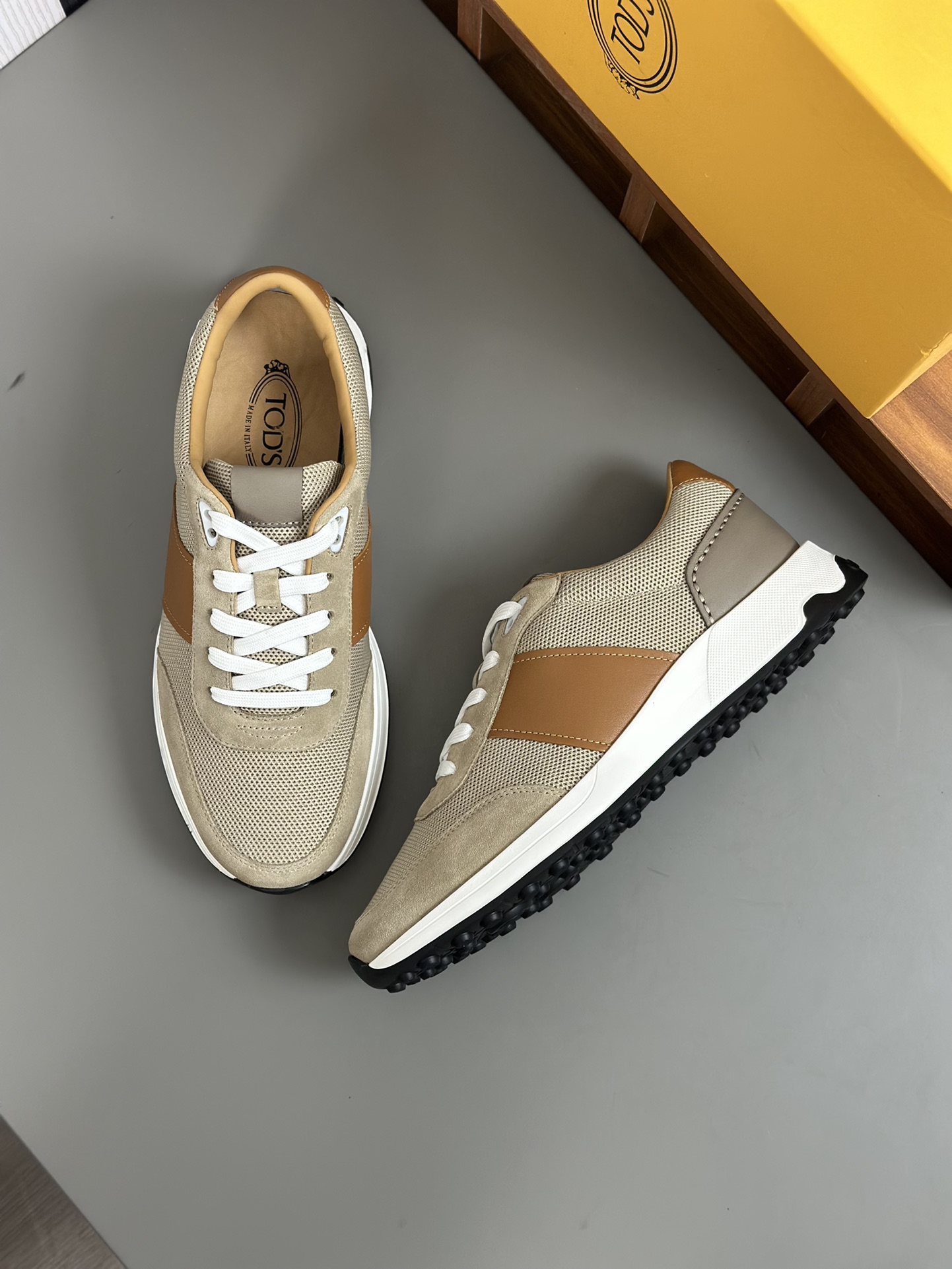 Tods Zapatillas casual para hombreLa zapatilla deportiva TOD'S es una novedad llamativa, con una bol