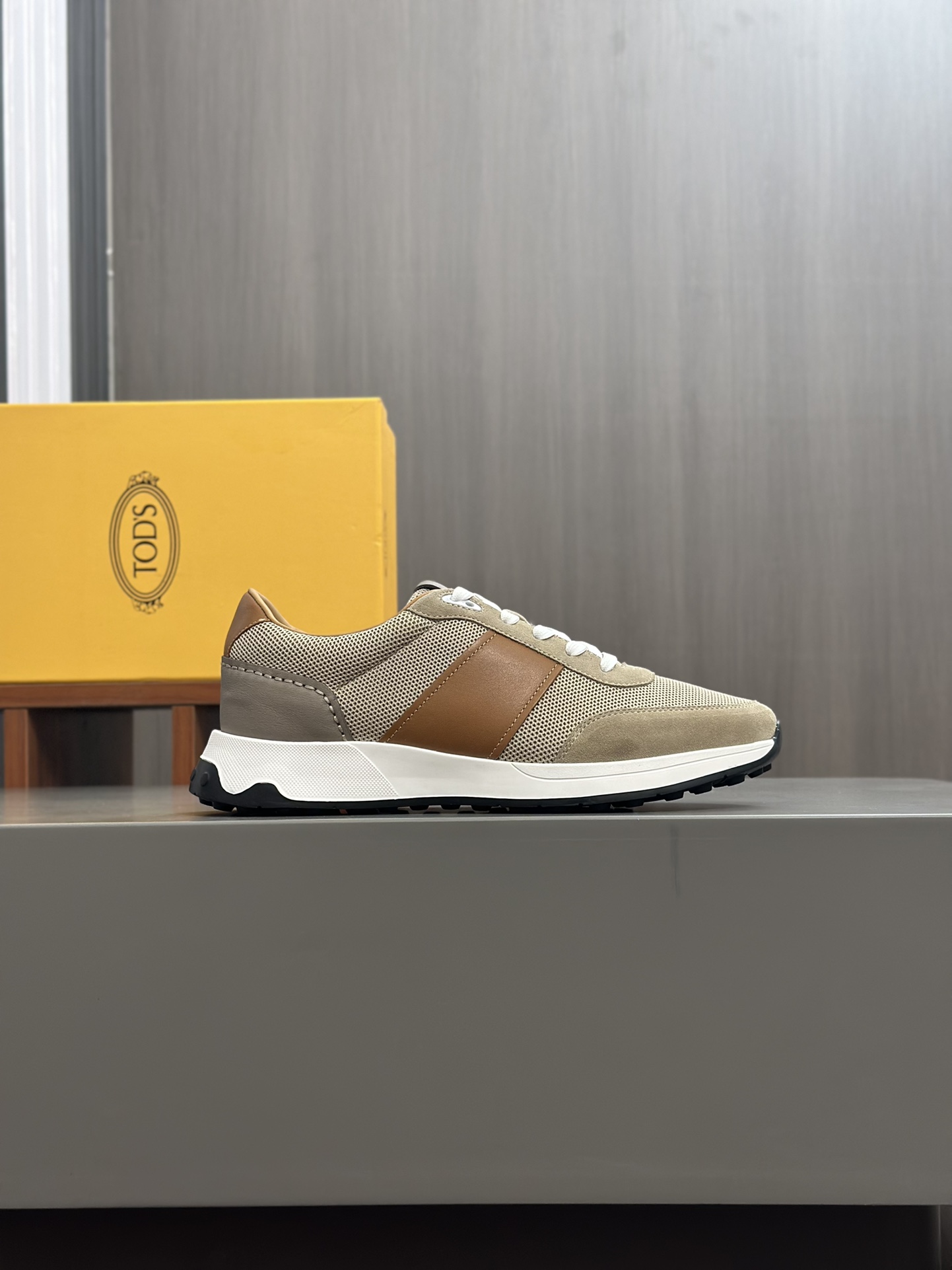 Tods Zapatillas casual para hombreLa zapatilla deportiva TOD'S es una novedad llamativa, con una bol