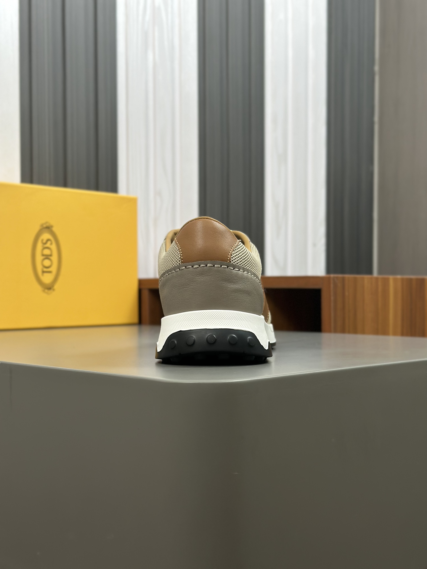 Tods Zapatillas casual para hombreLa zapatilla deportiva TOD'S es una novedad llamativa, con una bol