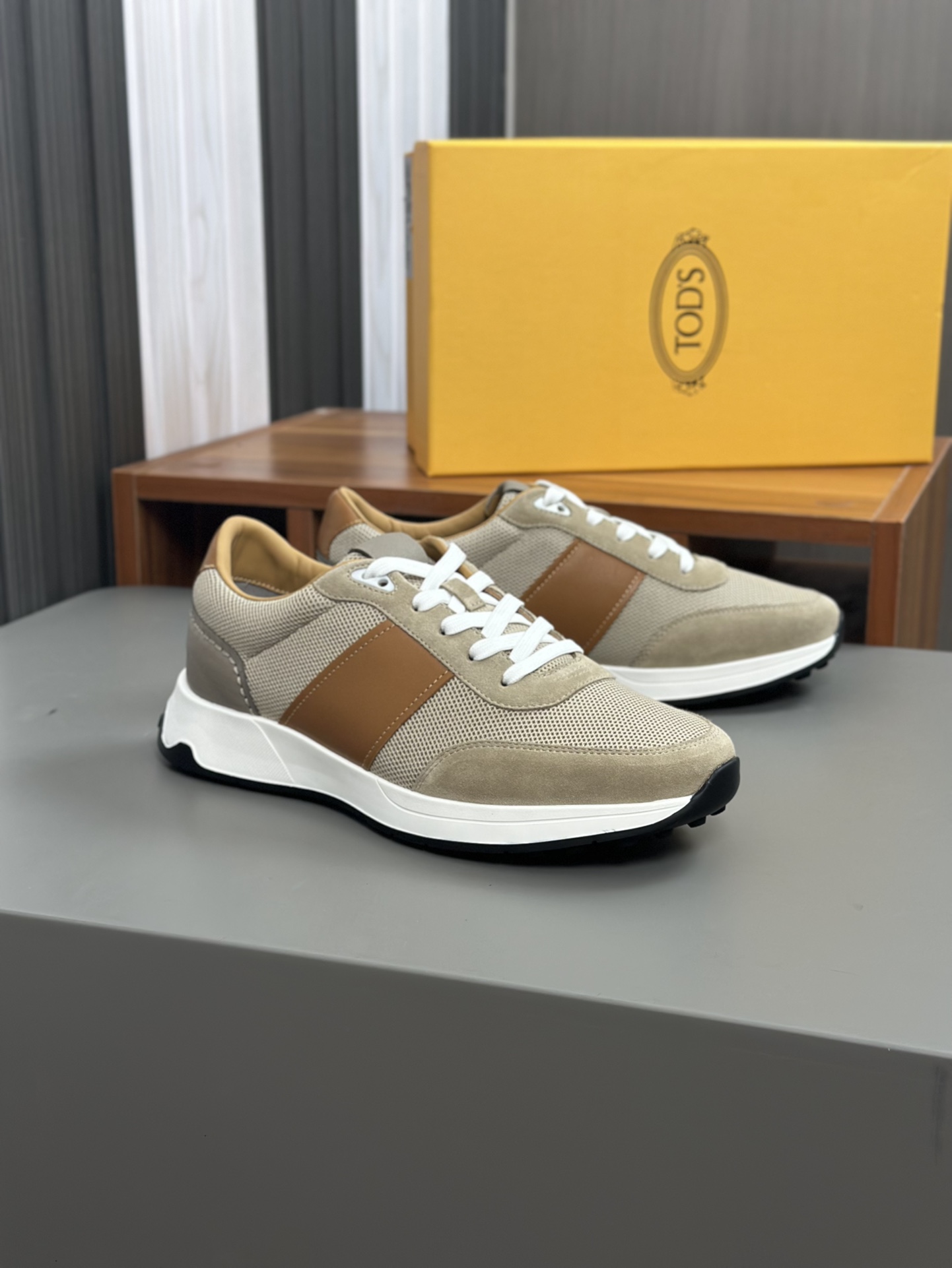 Tods Zapatillas casual para hombreLa zapatilla deportiva TOD'S es una novedad llamativa, con una bol