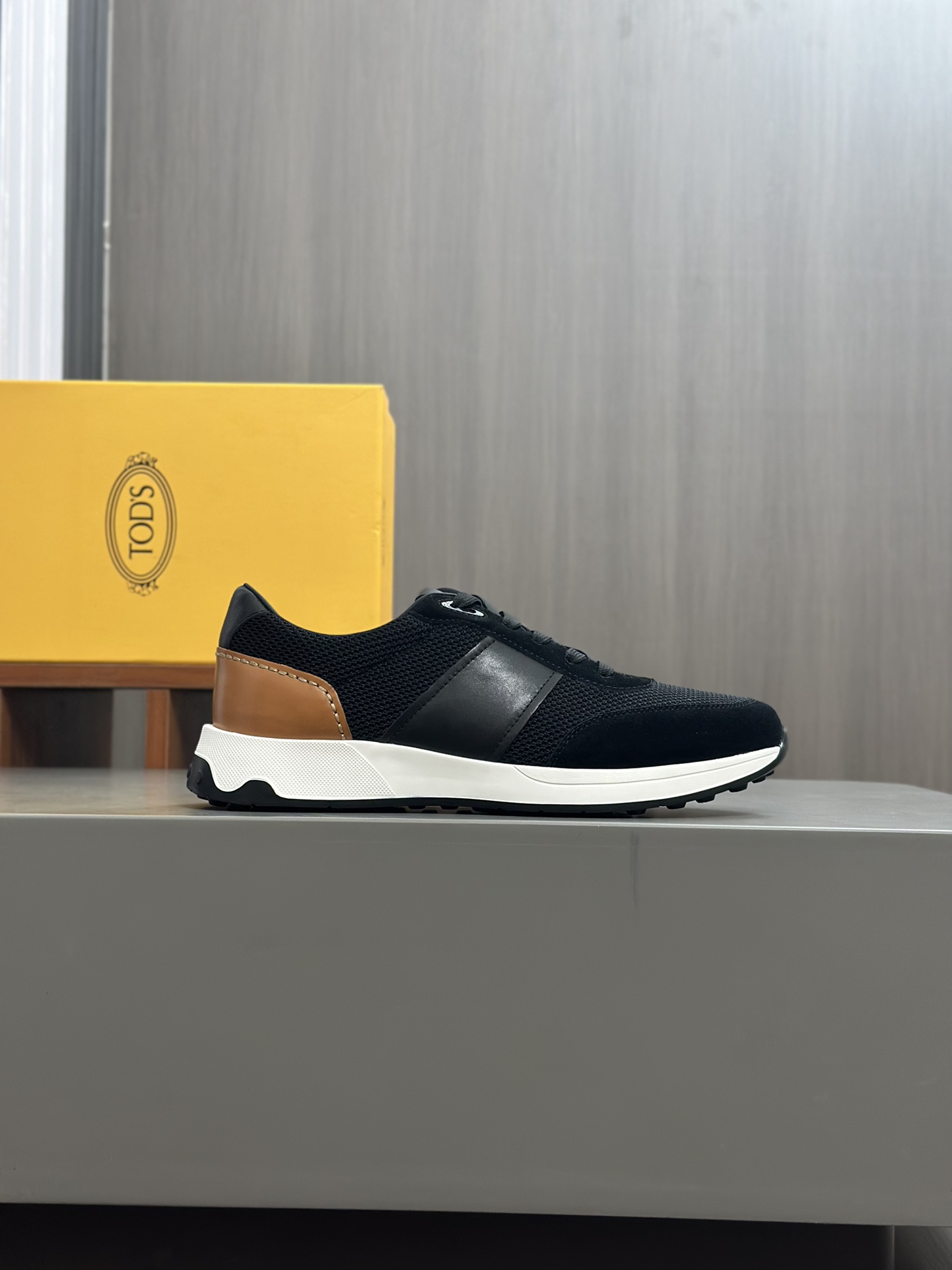 Tods Zapatillas casual para hombreLa zapatilla deportiva TOD'S es una novedad llamativa, con una bol
