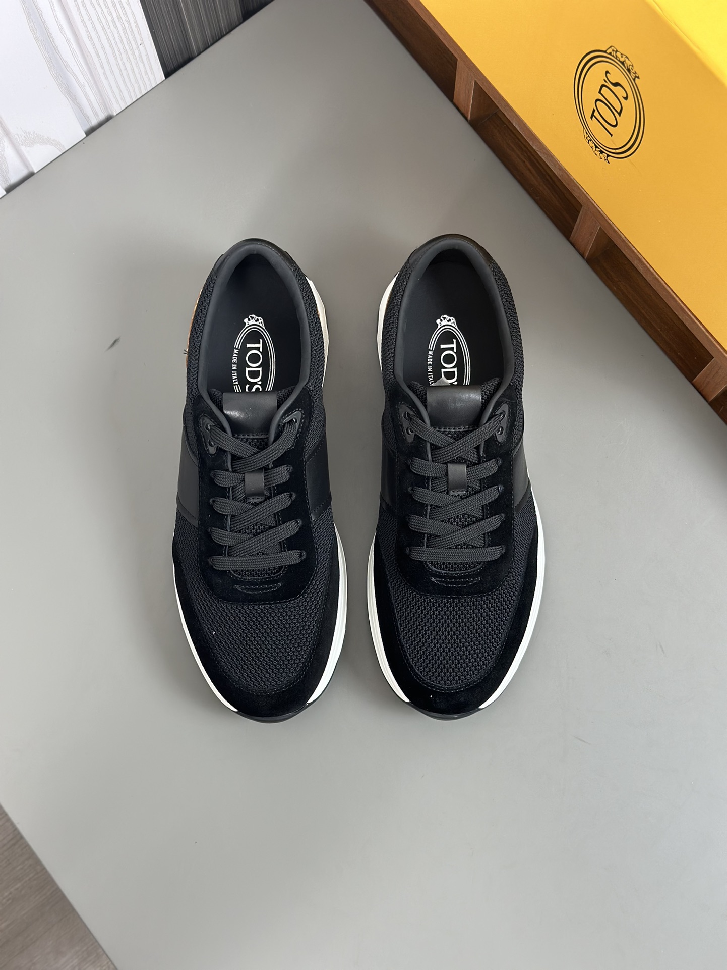 Tods Zapatillas casual para hombreLa zapatilla deportiva TOD'S es una novedad llamativa, con una bol