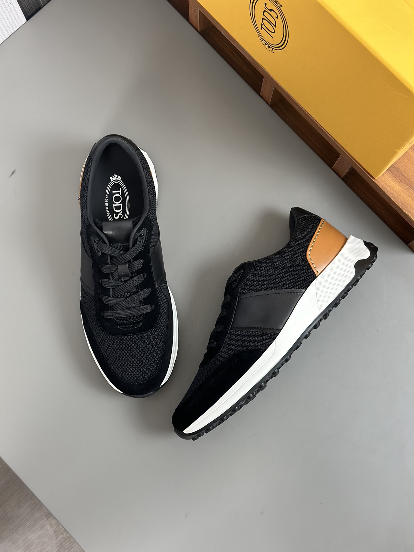Tods Zapatillas casual para hombreLa zapatilla deportiva TOD'S es una novedad llamativa, con una bol