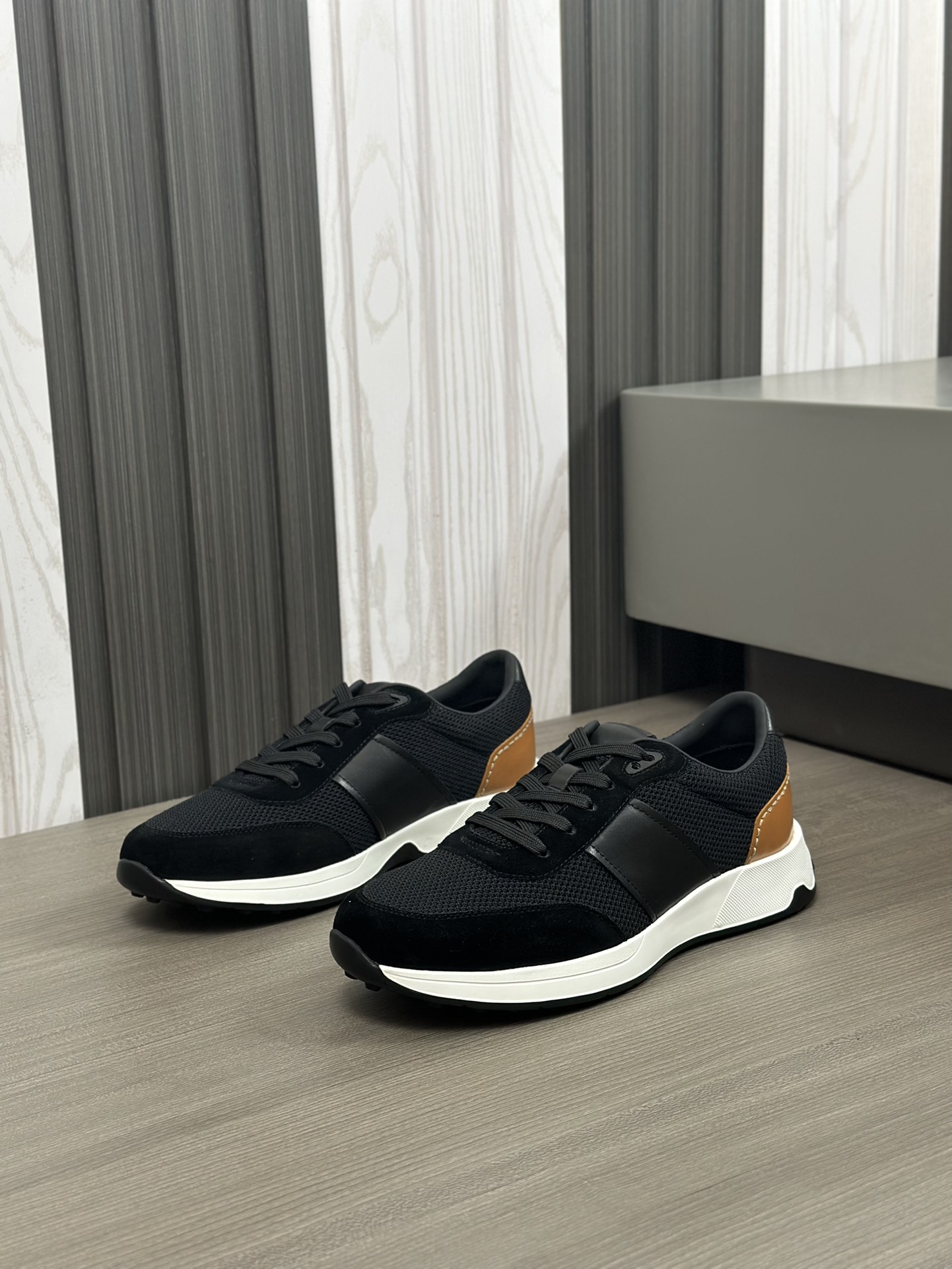 Tods Zapatillas casual para hombreLa zapatilla deportiva TOD'S es una novedad llamativa, con una bol