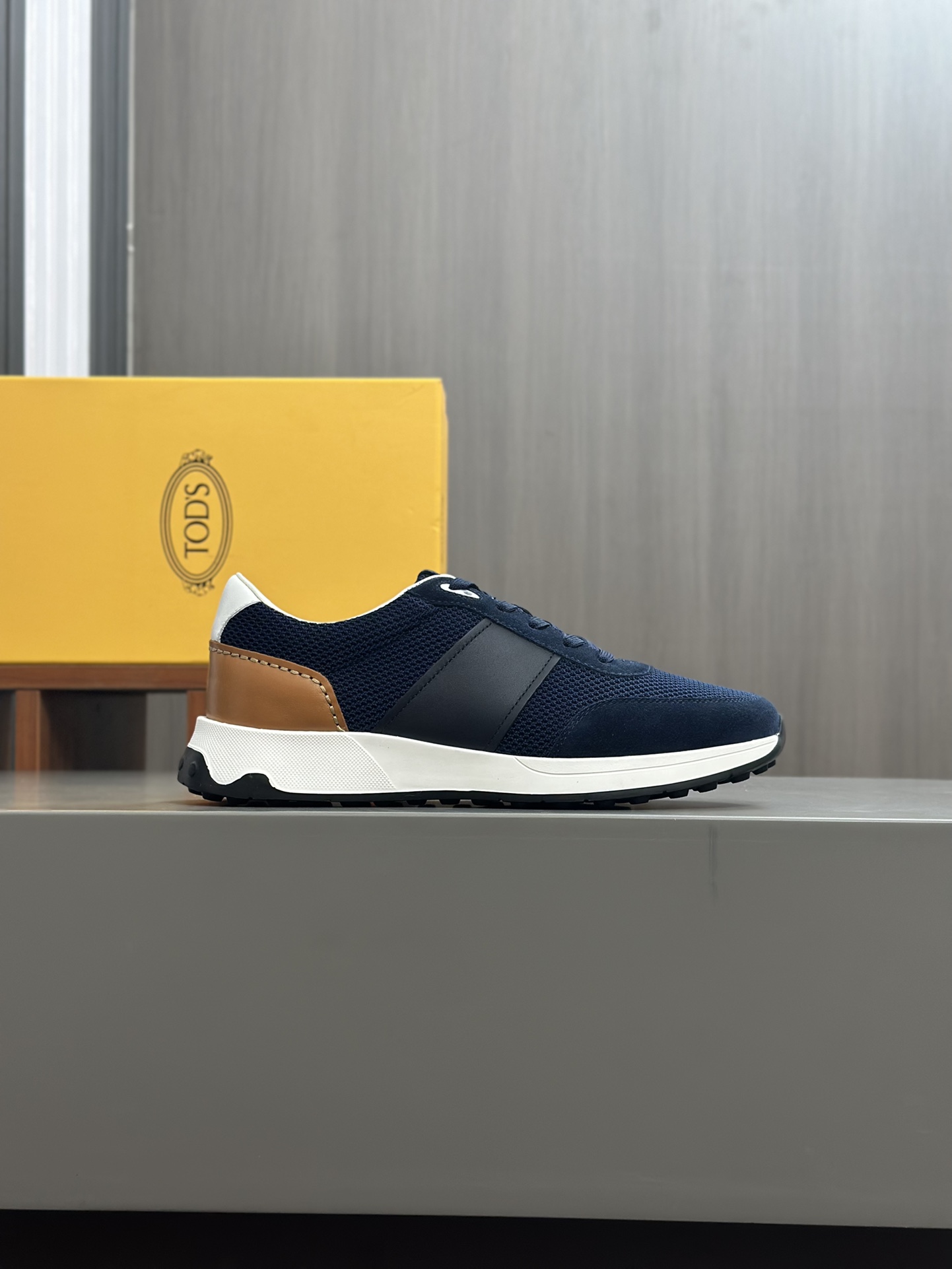 Tods Zapatillas casual para hombreLa zapatilla deportiva TOD'S es una novedad llamativa, con una bol