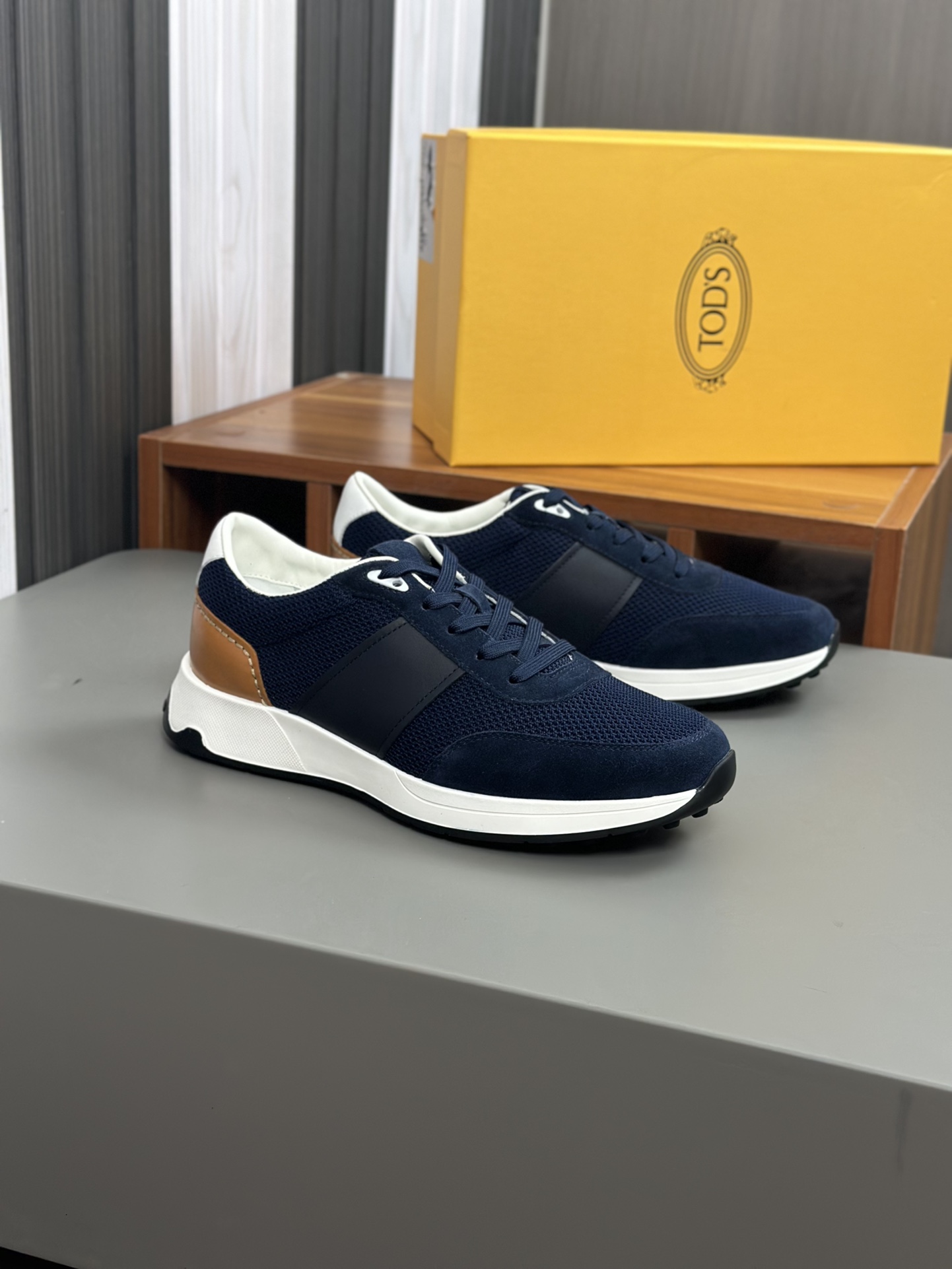 Tods Zapatillas casual para hombreLa zapatilla deportiva TOD'S es una novedad llamativa, con una bol