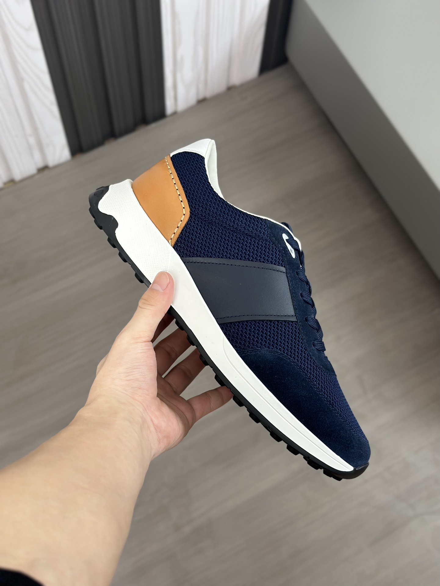 Tods Zapatillas casual para hombreLa zapatilla deportiva TOD'S es una novedad llamativa, con una bol