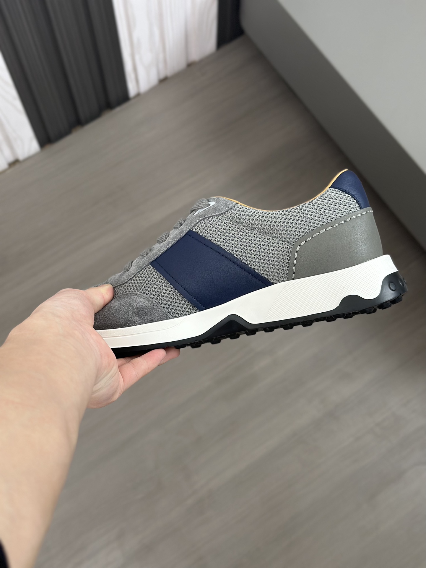 Tods Zapatillas casual para hombreLa zapatilla deportiva TOD'S es una novedad llamativa, con una bol