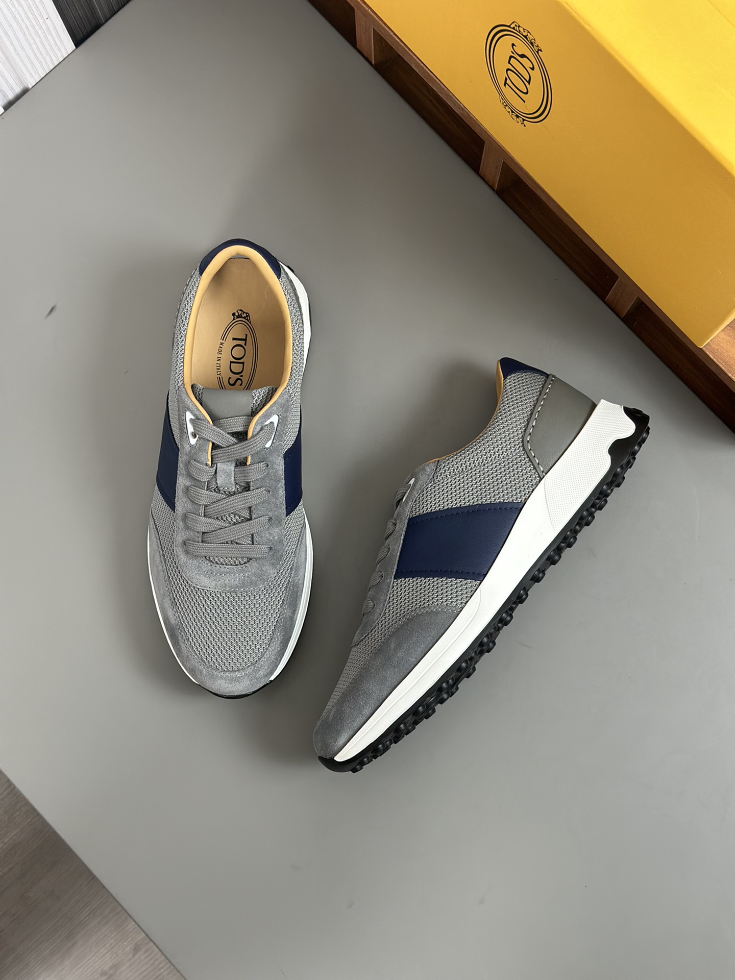 Tods Zapatillas casual para hombreLa zapatilla deportiva TOD'S es una novedad llamativa, con una bol