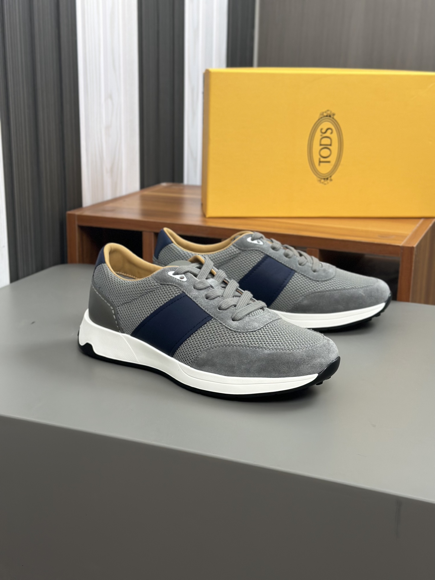 Tods Zapatillas casual para hombreLa zapatilla deportiva TOD'S es una novedad llamativa, con una bol