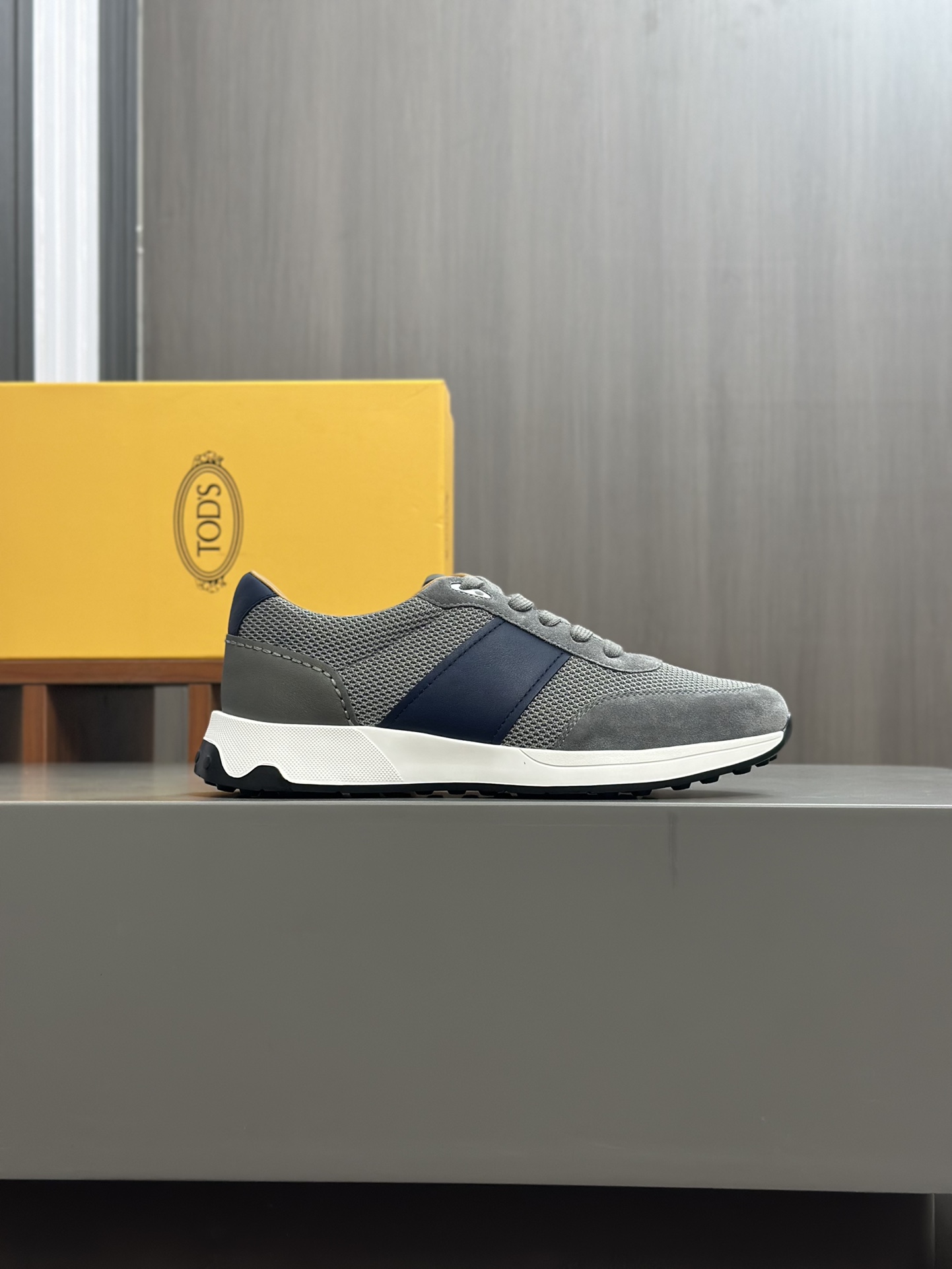 Tods Zapatillas casual para hombreLa zapatilla deportiva TOD'S es una novedad llamativa, con una bol