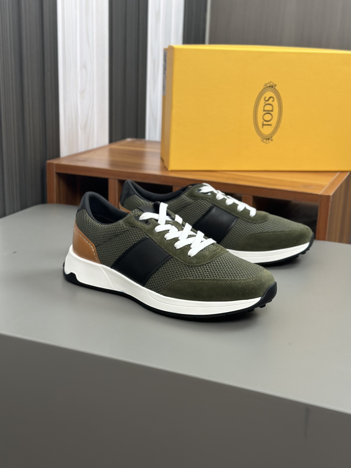 Tods Zapatillas casual para hombreLa zapatilla deportiva TOD'S es una novedad llamativa, con una bol