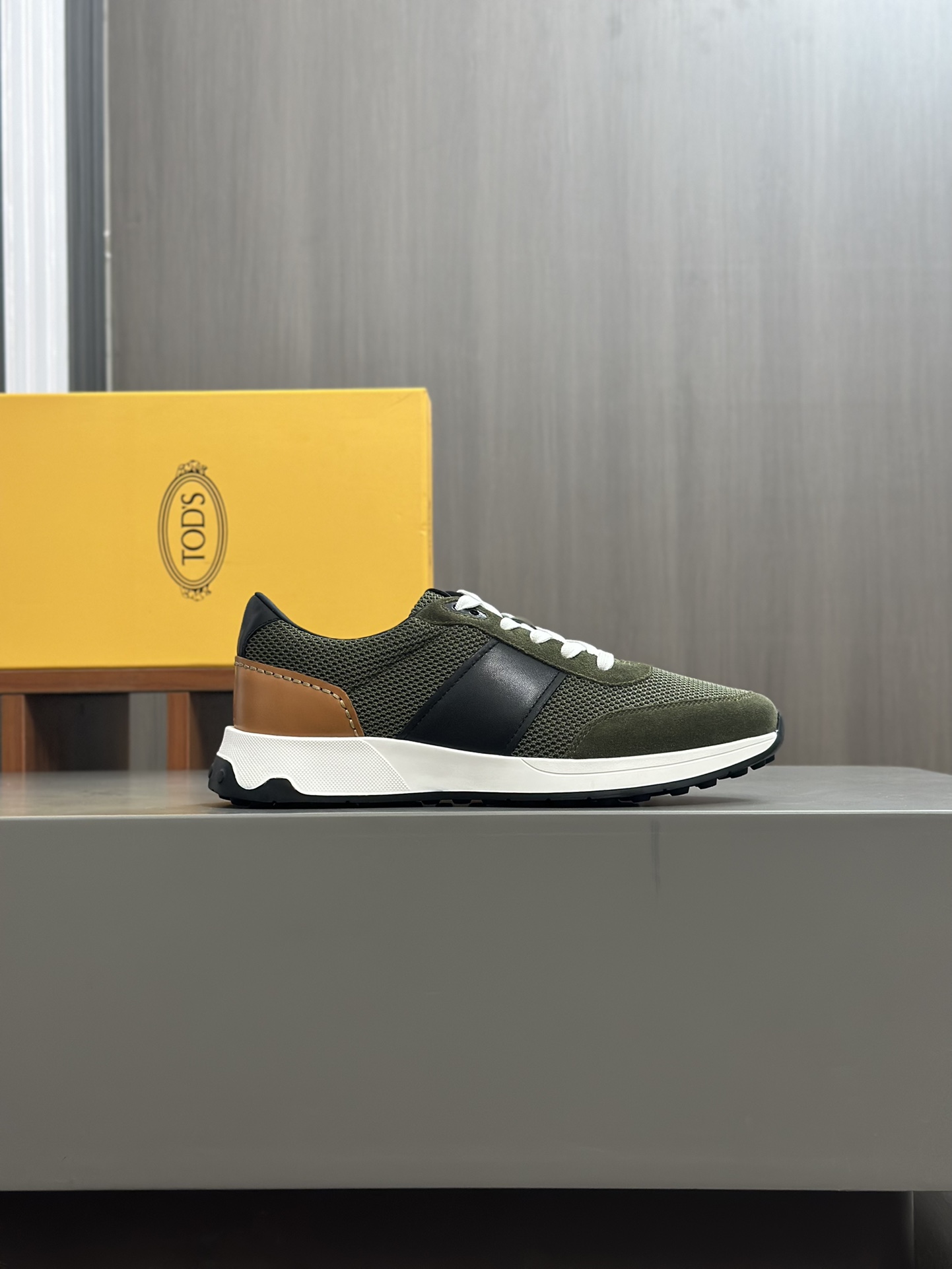 Tods Zapatillas casual para hombreLa zapatilla deportiva TOD'S es una novedad llamativa, con una bol