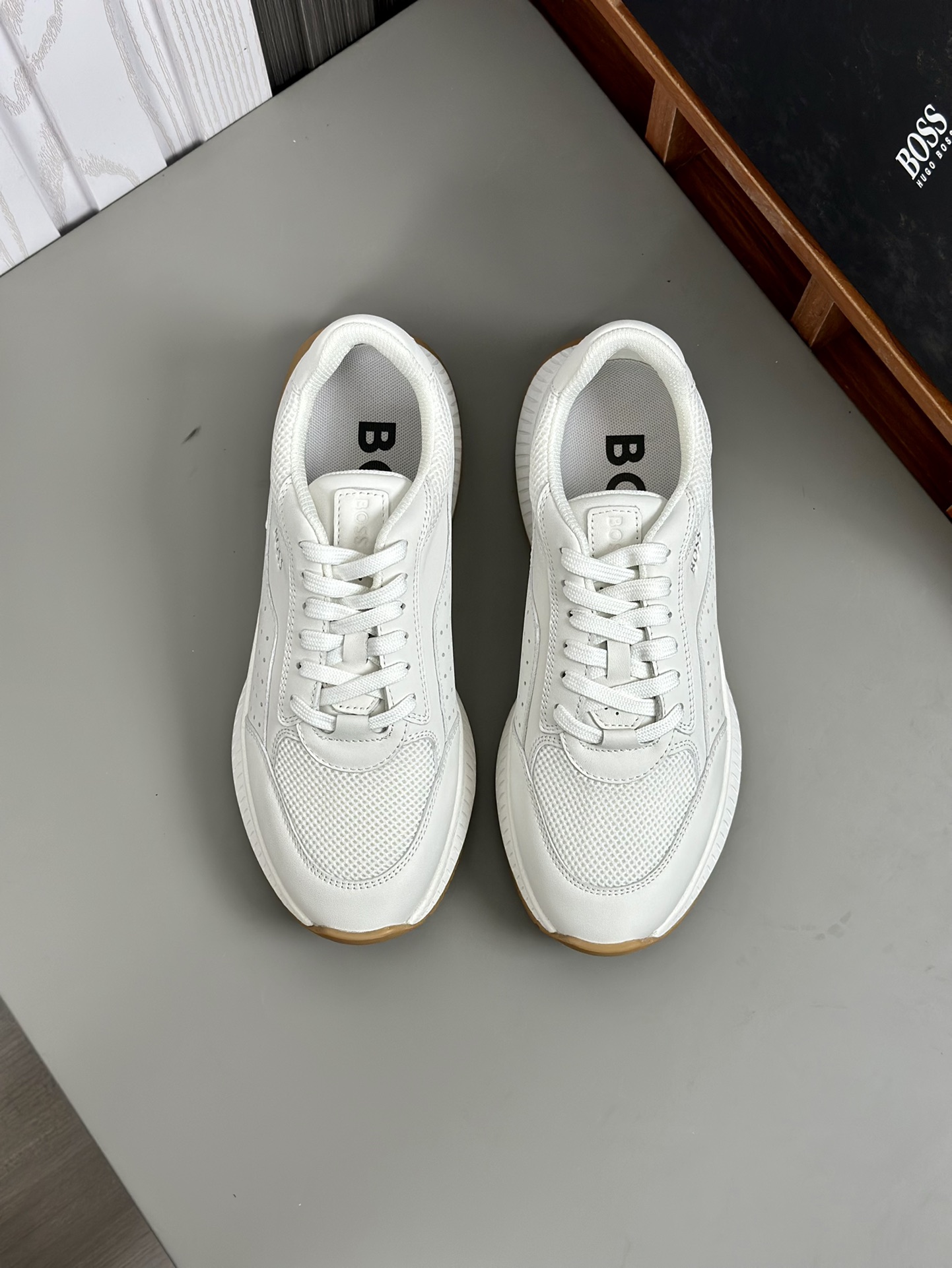 P440BOSS nuevas zapatillas deportivas casuales, el mismo modelo en el sitio web oficial, en el pie e
